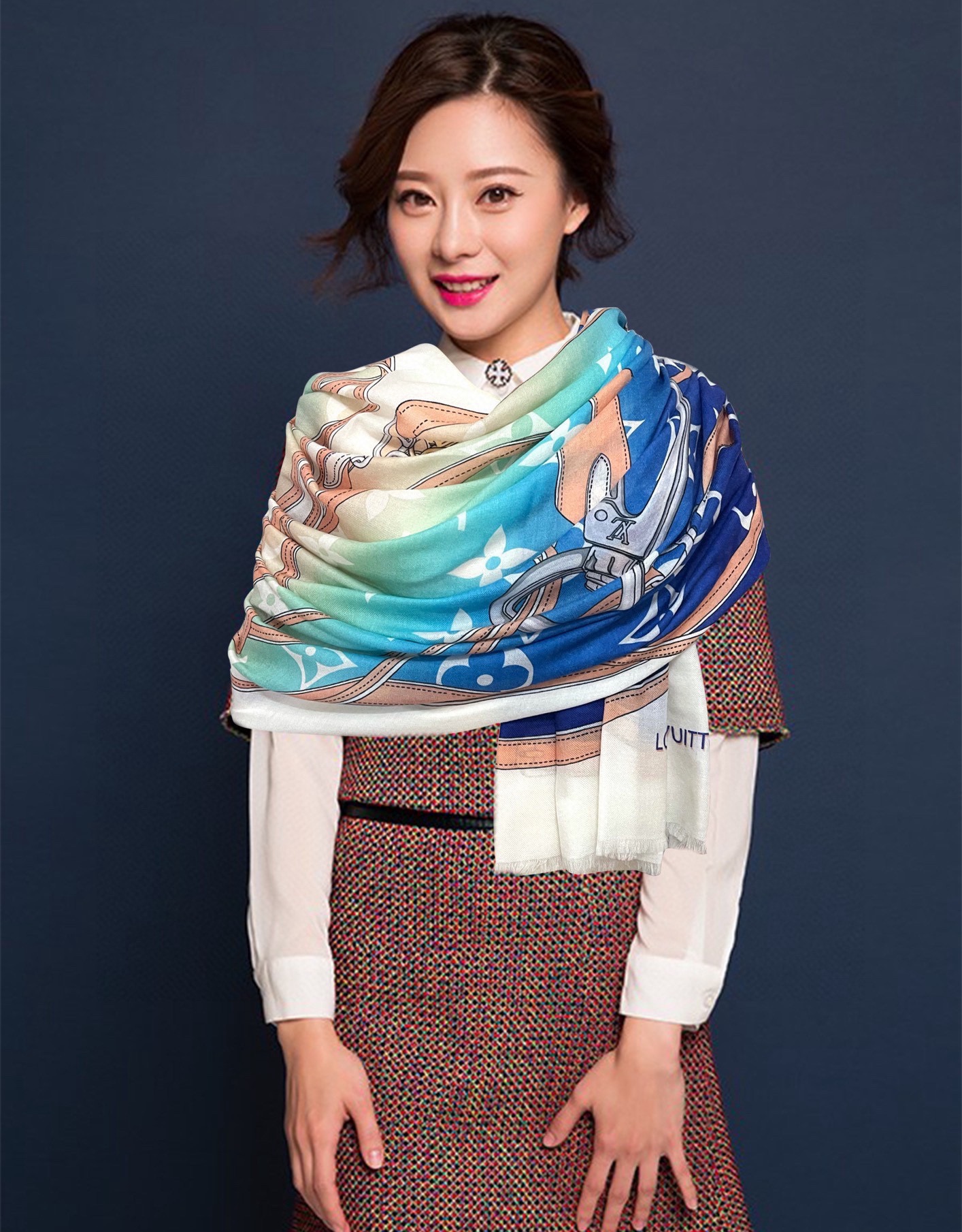 NO:171618,The latest top-level design of the new LV is so beautiful, I really like [Ring Velvet Scarf] The real thing is really beautiful. The shawl is printed with prints, and the details are very accurate. The whole scarf gives people a big brand aura and is very exquisite and high-end VIP recommendation is definitely worth buying. Size 100x200cm, cashmere, high-end scarf, louis vuitton, ring, shawls19860909上新LV 最新款顶级设计太美了,真心赞【戒指绒长巾】实物真心美 披肩配以印花无论设计喷绘都是非常到位细节都可见整个围巾给人大牌气场的同时又非常精致高端VIP推荐绝对值得入手尺寸100x200cm,材质羊绒,高版本围巾,louis vuitton,ring,shawls,scarf