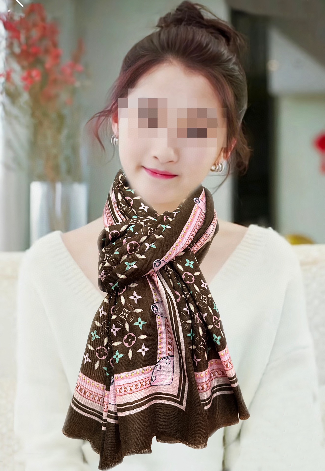 NO:171619,2014 L v The latest model [Love] The top design is so beautiful, it really praises the real beauty. The shawl is matched with prints and spray paintings, and the details are very accurate. The whole scarf gives people a big brand aura and is very exquisite and high-end VIP recommendation is definitely worth buying. Size 100x200cm cashmere, high-version scarf, shawls198609092014 L v 最新款[爱心]顶级设计太美了,真心赞实物真心美 披肩配以印花无论设计喷绘都是非常到位细节都可见整个围巾给人大牌气场的同时又非常精致高端VIP推荐绝对值得入手尺寸100x200cm材质羊绒,高版本围巾,shawls,scarf