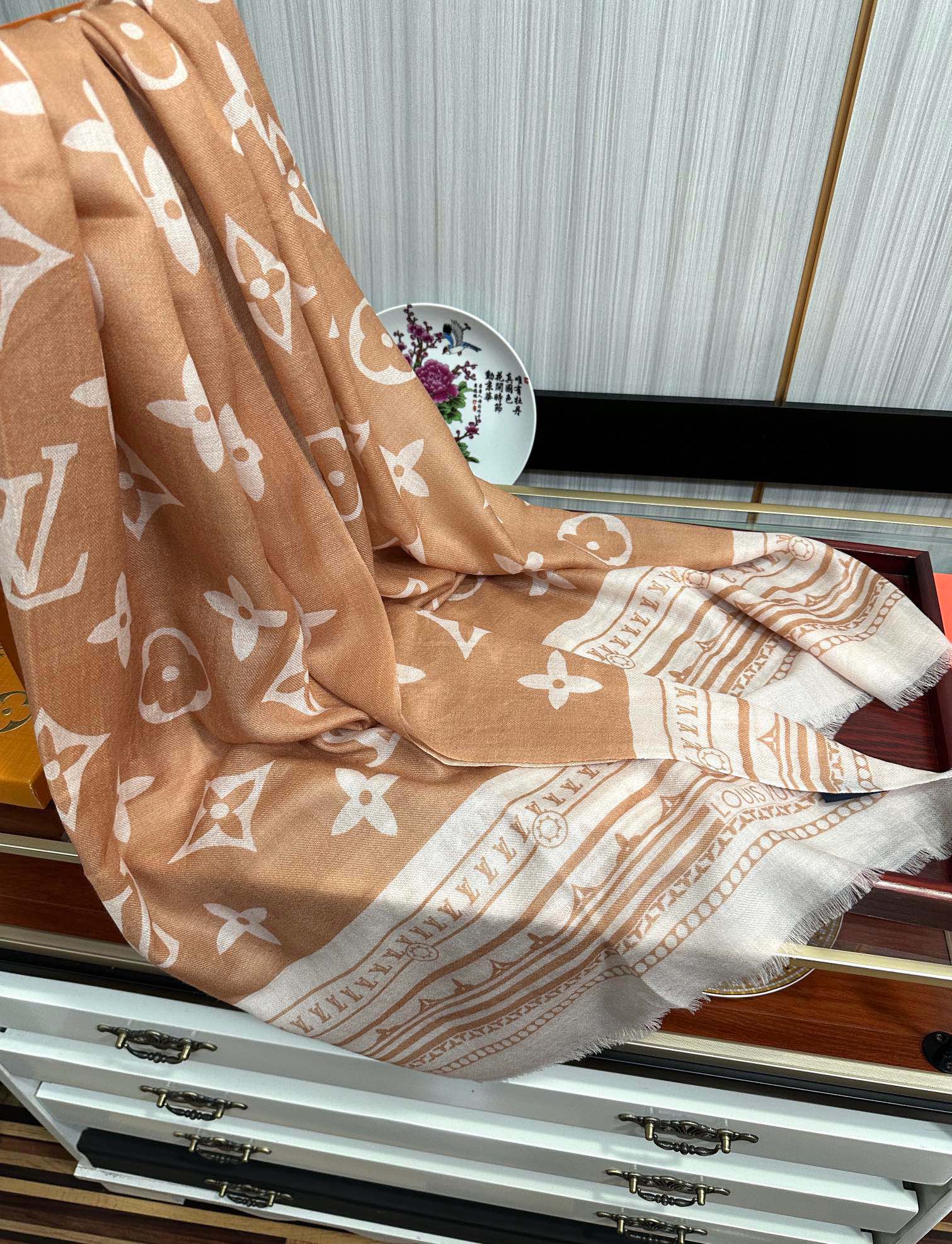 新品9L最新款️高端大气上档次羊绒长巾实物真心美披肩配以印花无论设计喷绘都是非常到位️细节都可见整个围巾