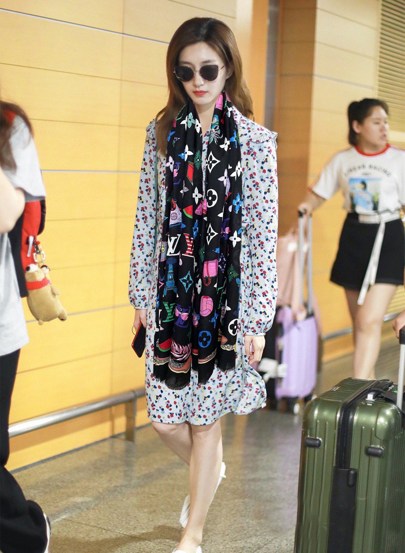 NO:172285,New style L Home The latest style is truly awesome [Double-sided ring velvet scarf] The real thing is truly beautiful. The shawl is printed and painted in a very intimate way. The details can be seen. The whole scarf gives people aura and is very exquisite. High-end VIP recommendation is definitely worth buying. Size 100xcm, cashmere, high-end scarf, louis vuitton, ring, shawls19860909新款 L家 最新款真心赞【双面戒指绒长巾】实物真心美 披肩配以印花无论设计喷绘都是非常到位细节都可见整个围巾给人气场的同时又非常精致高端VIP推荐绝对值得入手尺寸100xcm,材质羊绒,高版本围巾,louis vuitton,ring,shawls,scarf