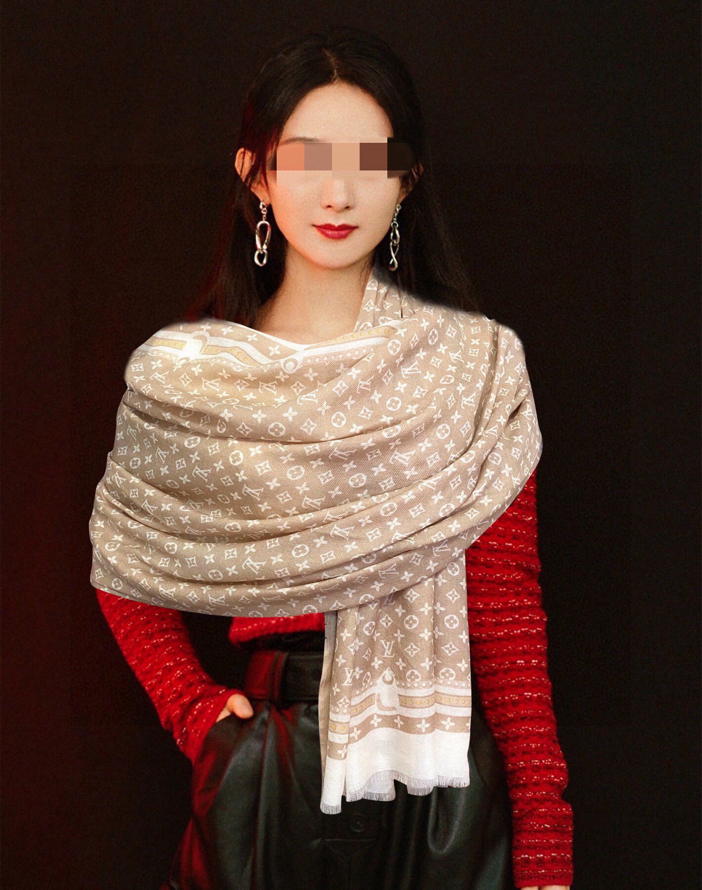 NO:172270,The latest top-level design of the new L is so beautiful, I really like [Ring Velvet Scarf] The real thing is really beautiful. The shawl is printed with prints, and the details are very accurate. The whole scarf gives people a big brand aura and is very exquisite. The recommendation of high-end VIP is definitely worth buying. Size 100x200cm, cashmere, high-end scarf, ring, shawls19860909上新L 最新款顶级设计太美了,真心赞【戒指绒长巾】实物真心美 披肩配以印花无论设计喷绘都是非常到位细节都可见整个围巾给人大牌气场的同时又非常精致高端VIP推荐绝对值得入手尺寸100x200cm,材质羊绒,高版本围巾,ring,shawls,scarf