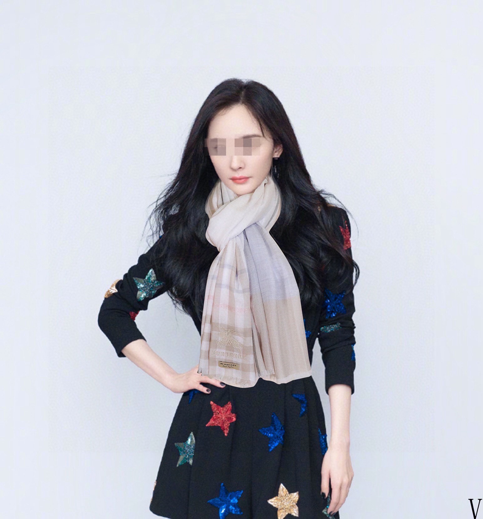 NO:172093,2014 Burberry Gold Wire Cashmere's heavy recommendation is so beautiful. It's popular for N years. Everyone likes the trendy people have several scarves in the wardrobe. Changing a scarf is enough to make you feel refreshed. High-end quality, different folds can bring out different styles, the fabric is soft and comfortable, intellectual and famous people can wear all kinds of air-conditioned rooms in the mall, size: 80x, material: cashmere, high-version scarf, burberry, burberry19860909爆款2014 巴宝莉金丝羊绒重磅推荐太美了火爆N年的格子,人人都喜欢时潮人都有好几条巴家围巾放在衣橱,换条围巾就足够让你有焕然一新的感觉.高端品质,不同折叠可以带出不同款式,面料柔软舒适,知性名媛各种风格通吃款空调房商场里都可以披着,尺寸:80x,材质:山羊绒,高版本围巾,burberry,burberry,scarf