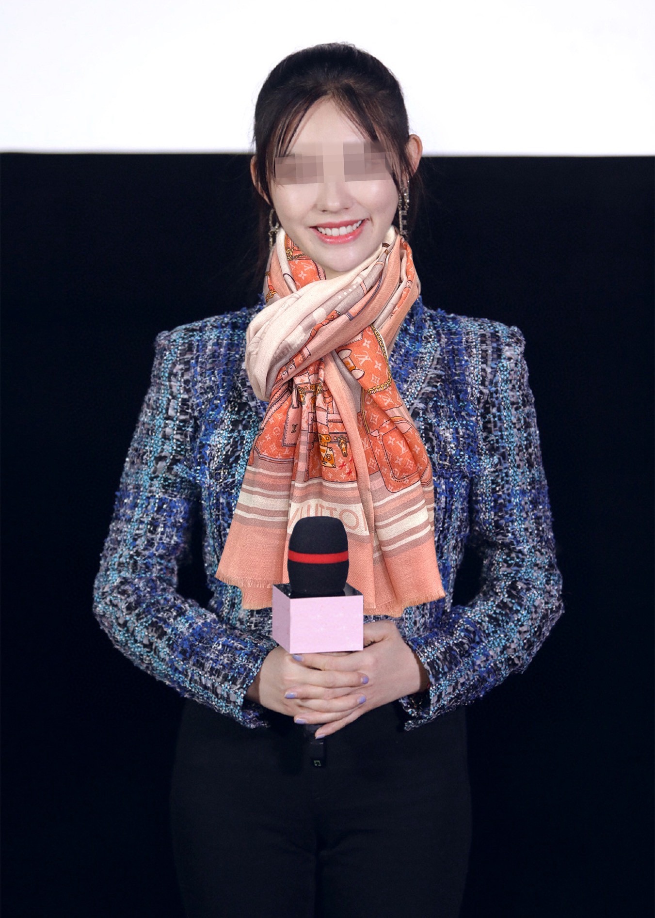 NO:172132,The latest top-level design of the new L-home is so beautiful, I really like [300 double-sided rings and long scarves] The real thing is really beautiful. The shawl is printed and painted in a very intimate way. The details can be seen. The whole scarf gives people a big brand aura and is very exquisite and high-end VIP recommendation is definitely worth buying. Size 100x200cm, cashmere, high-end scarf, louis vuitton, ring, shawls19860909上新L家最新款顶级设计太美了,真心赞【双面300支戒指绒长巾】实物真心美 披肩配以印花无论设计喷绘都是非常到位细节都可见整个围巾给人大牌气场的同时又非常精致高端VIP推荐绝对值得入手尺寸100x200cm,材质羊绒,高版本围巾,louis vuitton,ring,shawls,scarf