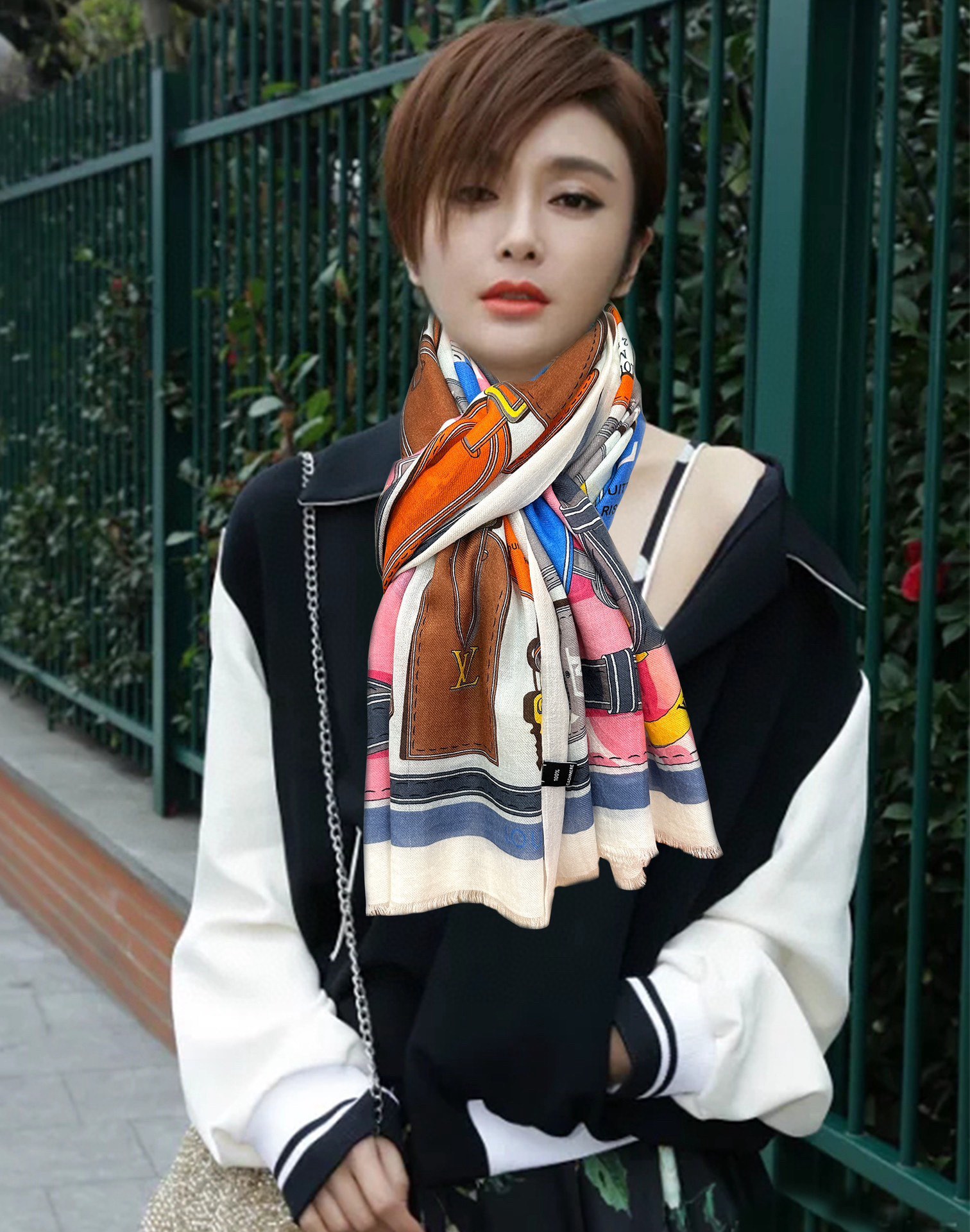 NO:172139,The new L-home new model is so beautiful, I really like [L ring velvet scarf] The real thing is really beautiful. The shawl is printed with print, the design is very well-designed and painted. The details can be seen. The whole scarf gives people a big brand aura and is very exquisite and high-end VIP recommendation is definitely worth buying. Size 100x200cm, material cashmere, high-end scarf, louis vuitton, ring, shawls19860909新款L家新款最新款顶级设计太美了,真心赞【L戒指绒长巾】实物真心美 披肩配以印花无论设计喷绘都是非常到位细节都可见整个围巾给人大牌气场的同时又非常精致高端VIP推荐绝对值得入手尺寸100x200cm,材质羊绒,高版本围巾,louis vuitton,ring,shawls,scarf