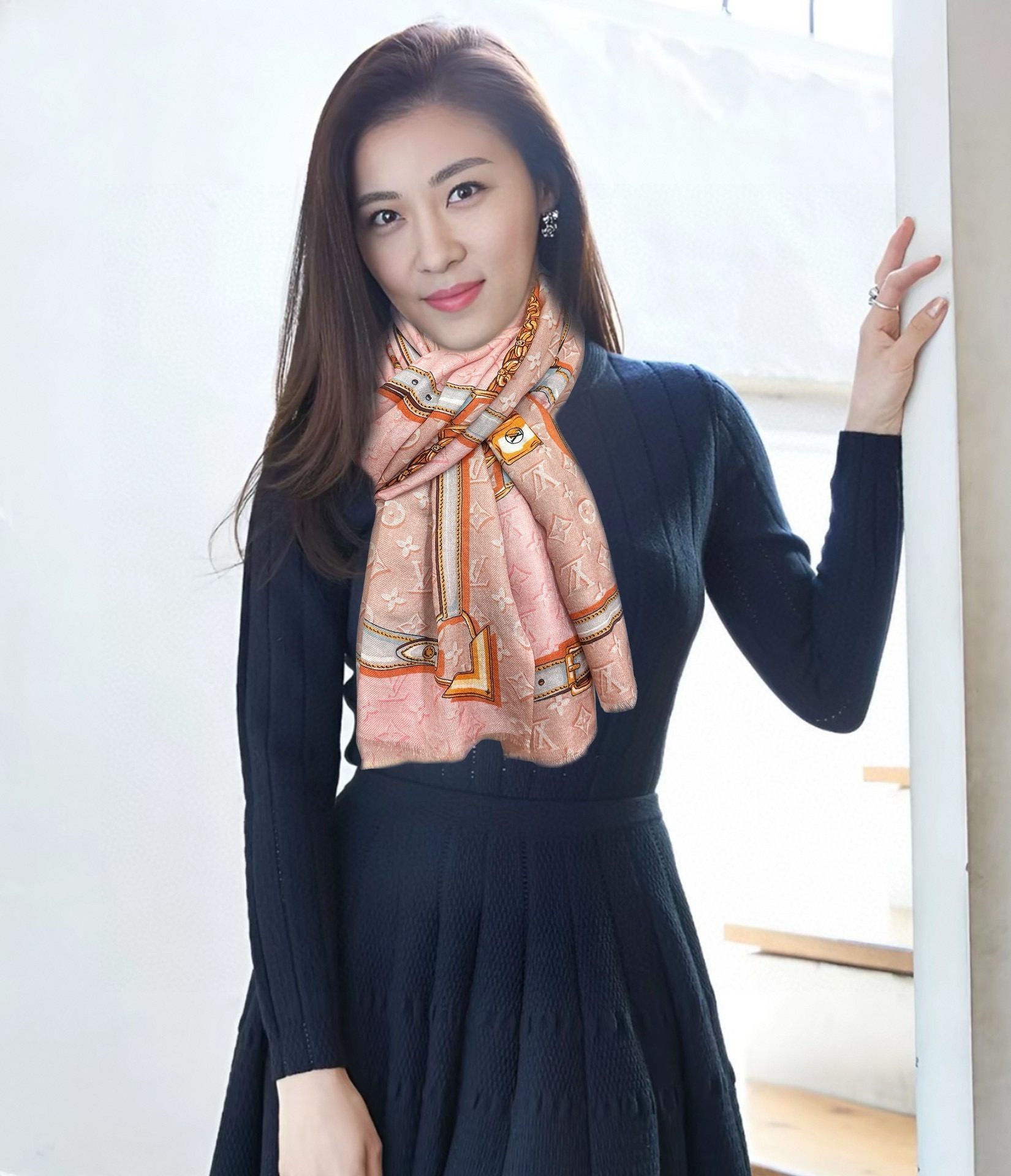 NO:172143,The latest model of the new L family [Love] is so beautiful, I really like [Cashmere Long Scarf] The real thing is really beautiful. The shawl is printed with prints, and the details are very accurate. The whole scarf gives people a big brand aura and is very exquisite and high-end VIP recommendation is definitely worth buying. Size 100x200cm cashmere, high-version scarf, louis vuitton, shawls19860909上新L家最新款[爱心]顶级设计太美了,真心赞【羊绒长巾】实物真心美 披肩配以印花无论设计喷绘都是非常到位细节都可见整个围巾给人大牌气场的同时又非常精致高端VIP推荐绝对值得入手尺寸100x200cm材质羊绒,高版本围巾,louis vuitton,shawls,scarf