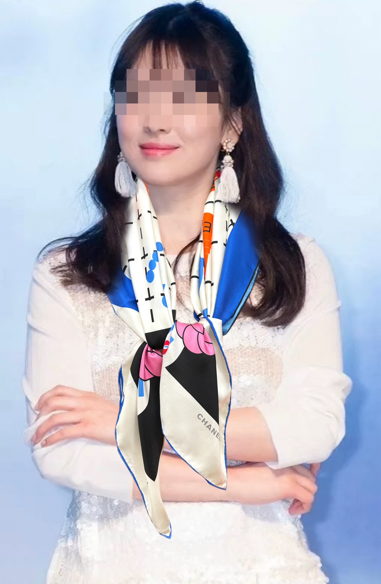 NO:172632,New Xiaoxiang [Little Fragrance Lipstick] New spring and summer style, so beautiful [Rose] When you buy it, you must be fast and high-end. A woman's beauty has very few products. You can use it in all seasons to be truly beautiful and beautiful. The upper body effect is simply beautiful. The quality is very perfect. The whole scarf gives people aura and is very exquisite and beautiful. The new model is definitely worth buying. Once you get the real thing, you will be glad that you bought the right one. Material is silk, size 90x90, 2 colors, high-end scarf, real silk19860909上新小香【小香口红】春夏季新款,太美了[玫瑰]买到都说好下手一定要快高端 大爱女人尤物 货极少 四季都可以用真心美的让人非常非常心动 上身效果简直美翻了 品质非常完美整个围巾给人气场的同时又非常精致秀丽绝对值得入手的新款 实物一拿到就会庆幸自己是买对了,材质真丝,尺寸90x90,2色,高版本围巾,real silk,scarf