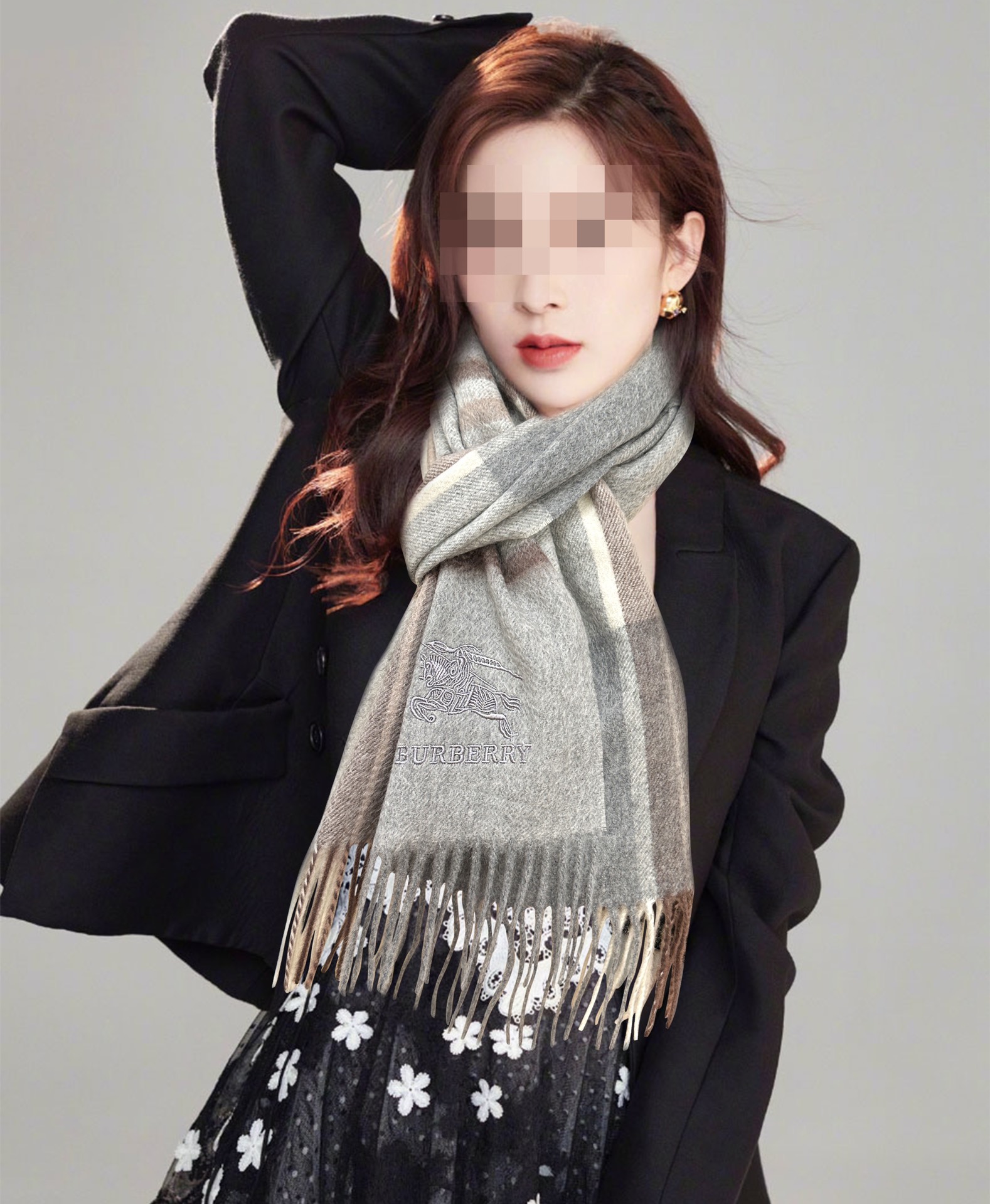 NO:173081,90 cashmere Burberry uses the top cashmere in Inner Mongolia, the latest universal couple model for men and women. The classic plaid is always timeless and very warm and soft and skin-friendly. The classic Burberry plaid design is so beautiful. Hurry up and start the neutral style. Men and women choose their favorite colors, material cashmere, size 32x, high-end scarf, burberry1986090990山羊绒巴宝莉采用内蒙古顶级山羊绒,最新款男女通用情侣款重磅推荐 经典的格子,永不过时非常保暖柔软亲肤,不扎脖经典巴宝莉格纹设计太美了赶紧下手吧中性款男女各自选择自己中意的颜色,材质山羊绒,尺寸32x,高版本围巾,burberry,scarf