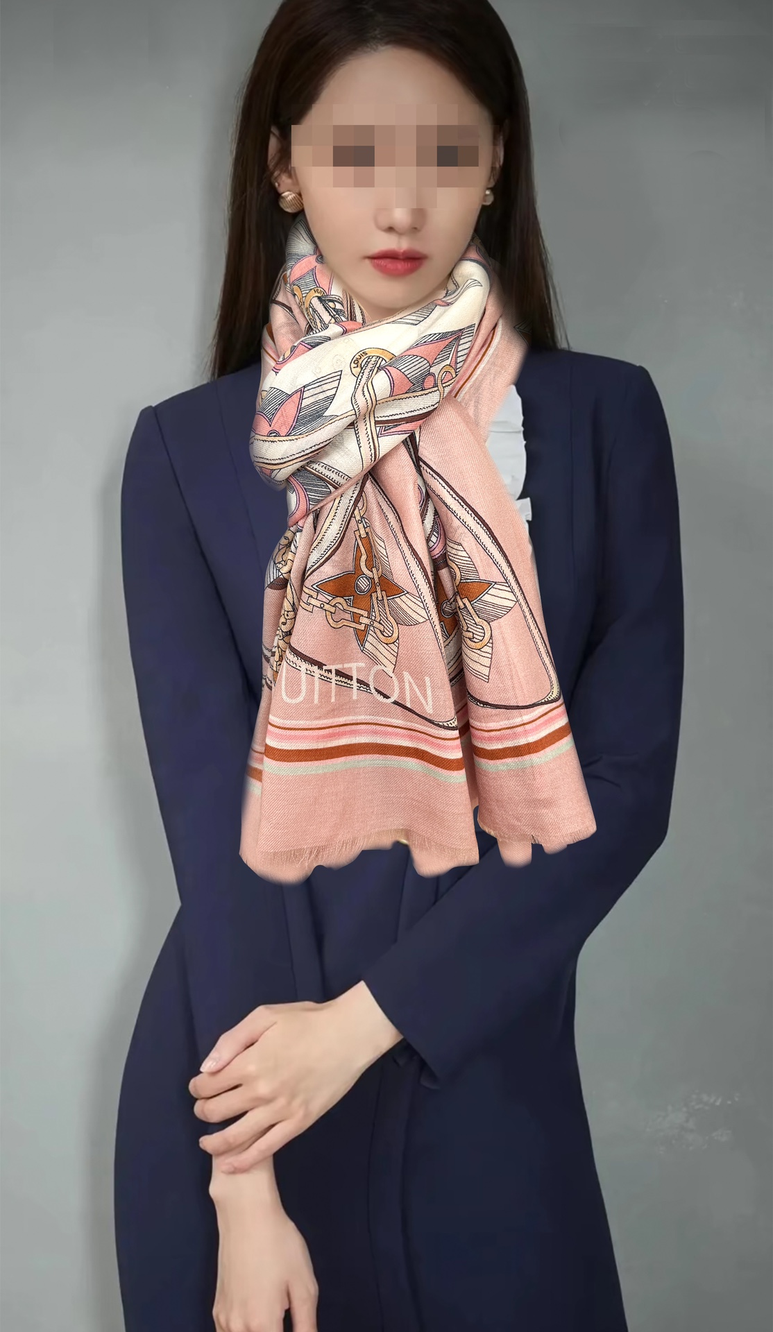 NO:173091,2014 New L Home The latest top-level design is so beautiful, I really like [Cashmere Long Scarf] The real thing is really beautiful. The shawl is printed with print, the design is very well-designed and painted. The details can be seen. The whole scarf gives people a big brand aura and is very exquisite and high-end VIP recommendation is definitely worth buying. Size 100x200cm material cashmere, 2 colors, high-version scarf, louis vuitton, shawls198609092014上新L家 最新款顶级设计太美了,真心赞【羊绒长巾】实物真心美 披肩配以印花无论设计喷绘都是非常到位细节都可见整个围巾给人大牌气场的同时又非常精致高端VIP推荐绝对值得入手尺寸100x200cm材质羊绒,2色,高版本围巾,louis vuitton,shawls,scarf