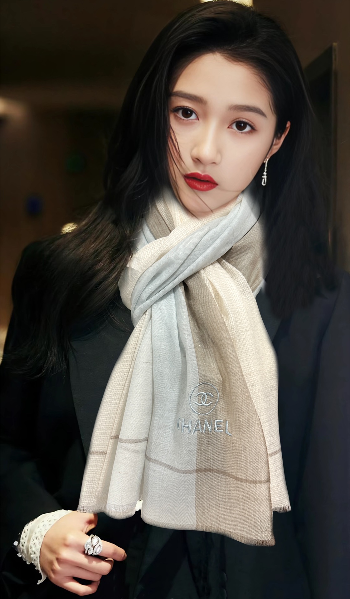 NO:175366,2014 Xiaoxiang, the most popular double c embroidery label with silver thread classic version, the latest concept launched by the young designer, color matching, yarn dyeing, coloring and intertwined to form a new pattern. This model has been waiting for a long time to complete the remaining auxiliary materials for the fabric scarf. The symbol of British plaid identity and temperament, which is the favorite of the nobles, is specially artificially eared and loose. Fabric shawls are rare and good. Size: 90x20, material: cashmere, 3-color high-version scarf, high-version scarf, shawls198609092014 小香 万众瞩目双c绣标带有银线经典版到货最优质的年轻设计师推出的最新概念搭配调色纱染再色织交织在一起形成新款格型这款经历漫长等待耗时3个月之久才完成面料围巾配的剩下的辅料.贵族最爱的英伦格子身份和气质的象征尺特别人工抽穗散须.面料披肩的不可多得好货 尺寸:90x20,材质:羊绒,3色高版本围巾,高版本围巾,shawls,scarf