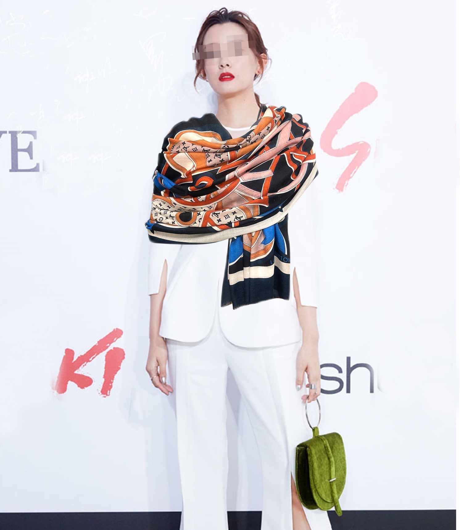 NO:175357,The latest top-level design of the new L is so beautiful, I really like [Double-sided ring velvet scarf] The real thing is really beautiful. The shawl is printed with print and spray painting, and the details are very accurate. The whole scarf gives people a big brand aura and is very exquisite and high-end VIP recommendation is definitely worth buying. Size 100x200cm, material cashmere high-version scarf, high-version scarf, ring, shawls19860909上新L最新款顶级设计太美了,真心赞【双面戒指绒长巾】实物真心美 披肩配以印花无论设计喷绘都是非常到位细节都可见整个围巾给人大牌气场的同时又非常精致高端VIP推荐绝对值得入手尺寸100x200cm,材质羊绒高版本围巾,高版本围巾,ring,shawls,scarf