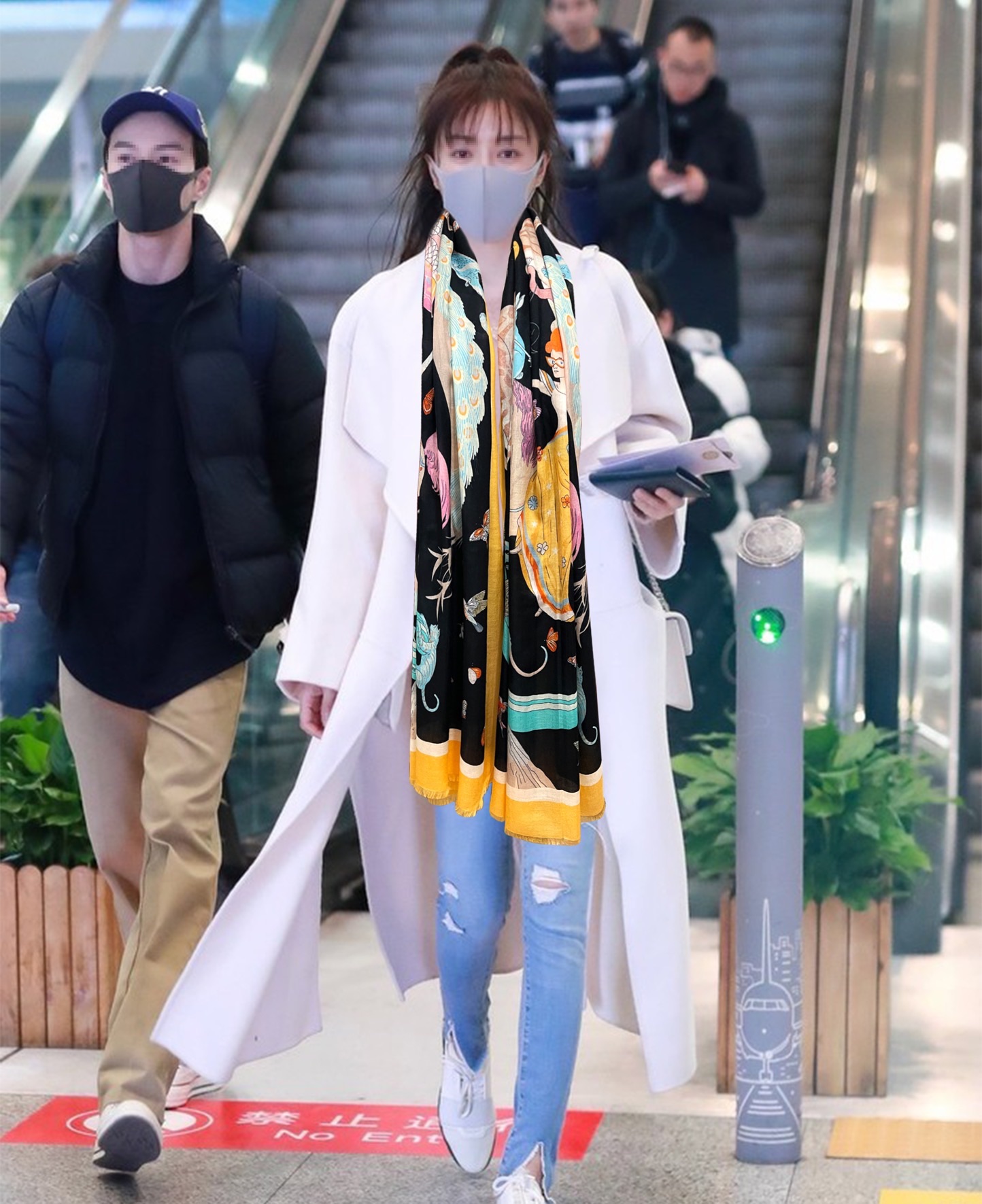 NO:175387,The latest top-level design of the new H-home is so beautiful, I really like [Ring Velvet Scarf] The real thing is really beautiful. The shawl is printed with prints, spray painting, and the details are very accurate. The whole scarf gives people a big brand aura and is very exquisite and high-end VIP recommendation is definitely worth buying. Size 100x200cm, material cashmere high-version scarf, high-version scarf, ring, shawls19860909上新H家最新款顶级设计太美了,真心赞【戒指绒长巾】实物真心美 披肩配以印花无论设计喷绘都是非常到位细节都可见整个围巾给人大牌气场的同时又非常精致高端VIP推荐绝对值得入手尺寸100x200cm,材质羊绒高版本围巾,高版本围巾,ring,shawls,scarf