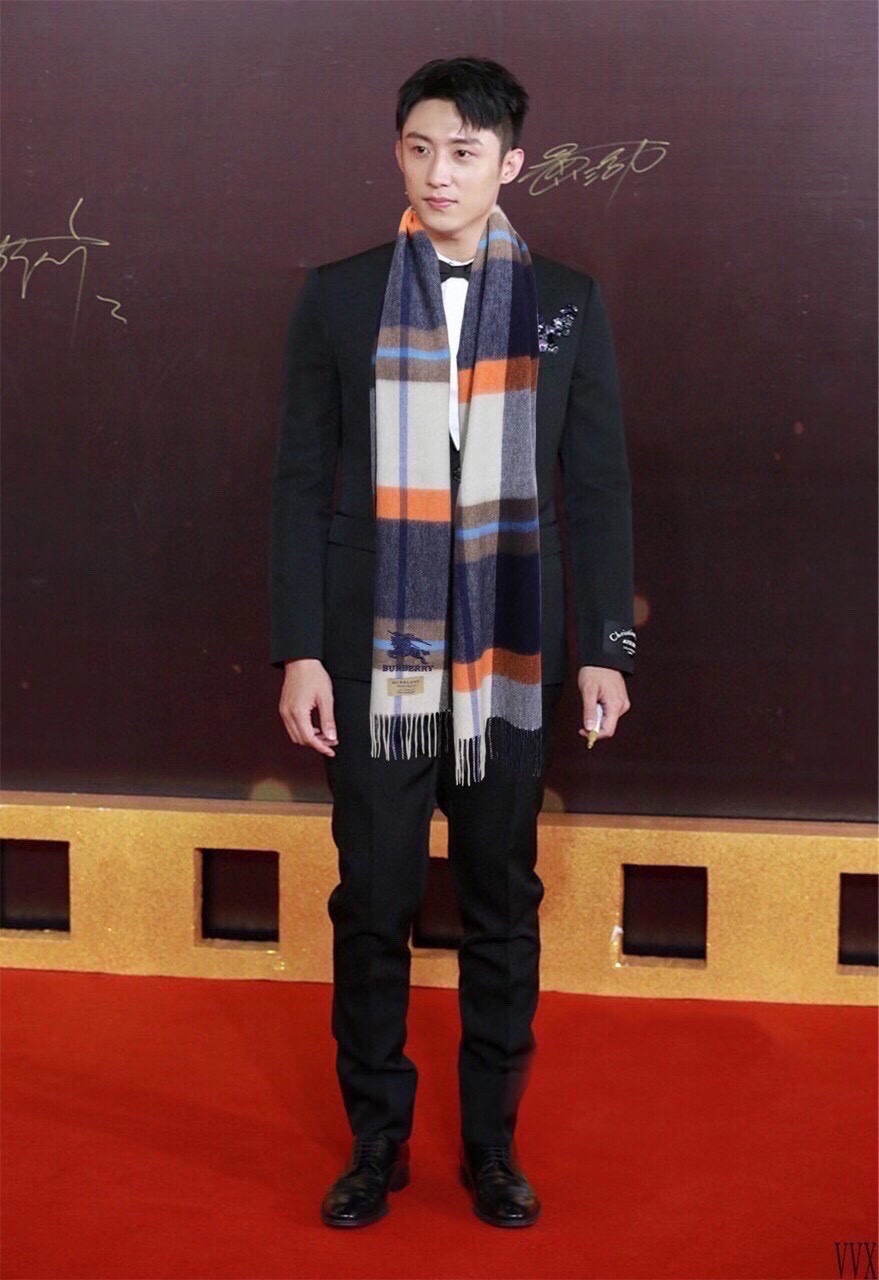 NO:179297,The new counter is a couple's model, which is never out of date. The upper body effect is very good. The mellow texture of the Scottish style is made of pure cashmere fabric, which shows extraordinary and excellent quality. It uses exquisite craftsmanship and plaid patterns to create extraordinary fashion style. The size is 36*180 top cashmere high-version scarf, high-version scarf, burberry19860909上新巴宝莉 专柜新款男女通用情侣款,永不过时,上身效果非常棒质感醇尚的苏格兰风格采用纯羊绒面料匠制而就彰显非凡卓越品质采用精湛工艺织就格纹图案营造非凡时尚格调尺寸为36*180顶级羊绒高版本围巾,高版本围巾,burberry,scarf