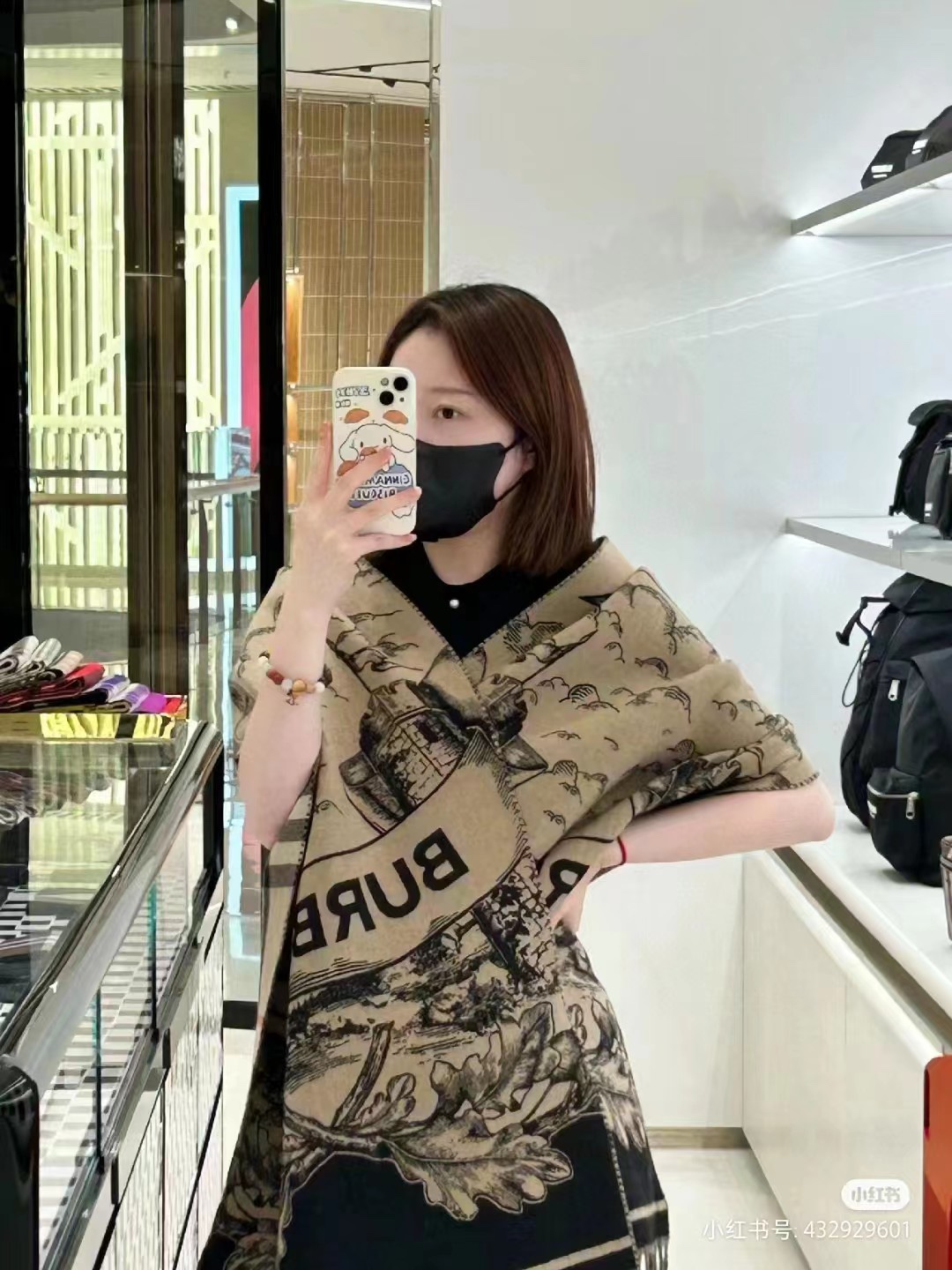 NO:178824,Exclusive hit, Bur Horse Rider Double-sided Shawl, all kinds of beautiful, known as the most beautiful style this year, the most classic jacquard war horse logo, the most beautiful classic caramel color shawl, refined scarf, made of jacquard worse cashmere fabric, decorated with large plaid and equestrian knight design. The logo is integrated into the background of oak leaves and acorn to highlight the style. The specification does not include both sides of the tassel 210 cmx50cm, including tassel size, 230cmx50cm, material: cashmere, 2 colors of high-version scarf, high-version scarf, burberry, shawls19860909独家爆款,Bur战马骑士双面披肩,各种好看,被誉为今年最美的款,最经典的提花战马徽标最美的经典焦糖配色披肩,精制围巾,选用提花精纺羊绒面料制成,装饰大号格纹和马术骑士设计.将徽标融入橡树叶和橡果背景中,彰显风范.规格不含两边流苏210 cmx50cm,含流苏尺寸,230cmx50cm,材质:羊绒,2色高版本围巾,高版本围巾,burberry,shawls,scarf