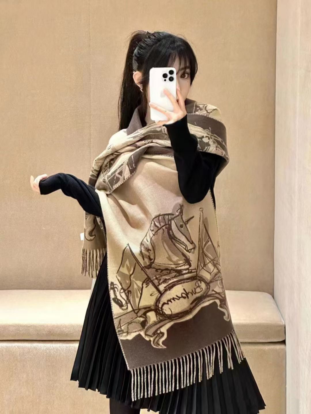 NO:181292,Burberry war horse scarf [Love] This year's double-sided British Tower Bridge jacquard cashmere scarf [Gift] is definitely a dark horse this autumn and winter [Strong] more skin color than last year's war horse scarf [Celebration] No makeup or beauty. It is definitely the best match for gifts to keep warm [Moon] Subway office air-conditioned room shawls [Rose] Size 45x200, material cashmere high-version scarf, high-version scarf, burberry, shawls19860909巴宝莉战马围巾 [爱心]今年这个双面英国塔桥提花羊绒围巾[礼物]绝对是今年秋冬一匹黑马[强]比去年的战马围巾更要配肤色一些[庆祝]不用化妆不用美颜.绝对是送礼御寒[月亮]地铁办公室空调房披肩的最佳搭配之物[玫瑰]尺寸45x200,材质羊绒高版本围巾,高版本围巾,burberry,shawls,scarf