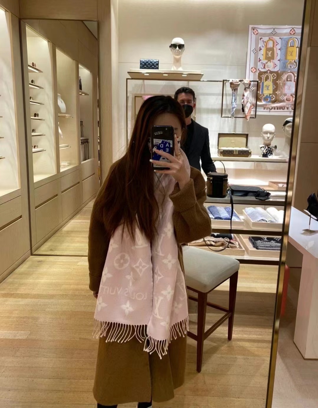 NO:181282,New Essential letter focus elements, Monogram pattern logo as the base, paired with soft tassel trim, can be sweet or salty!  Material wool!  size 186x34cm high-version scarf, high-version scarf19860909上新 Essential字母聚焦元素 以Monogram图案标识作为底缊 搭配柔美流苏边饰,可以甜可盐系！ 材质羊毛！size 186x34cm高版本围巾,高版本围巾,scarf