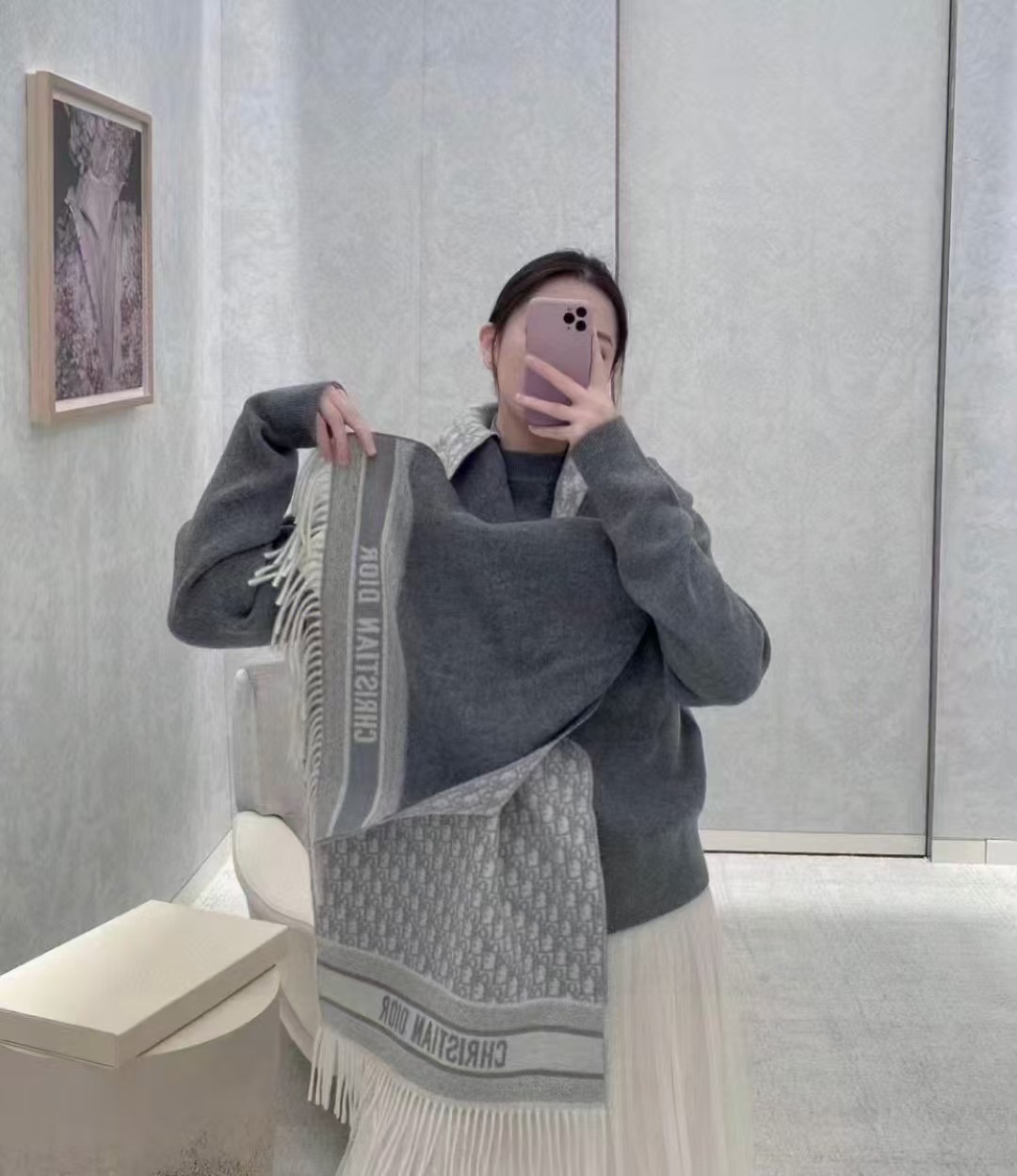 NO:183131,Dior's latest model [Love] This printed scarf reinterprets the classic logo, showing the modern spirit [lip] is carefully crafted in navy blue cashmere, double-sided design [Sun] one side is solid color [Moon] the other side is decorated with Dior's classic Oblique print [Rose] long design, decorated with contrasting tone tone 