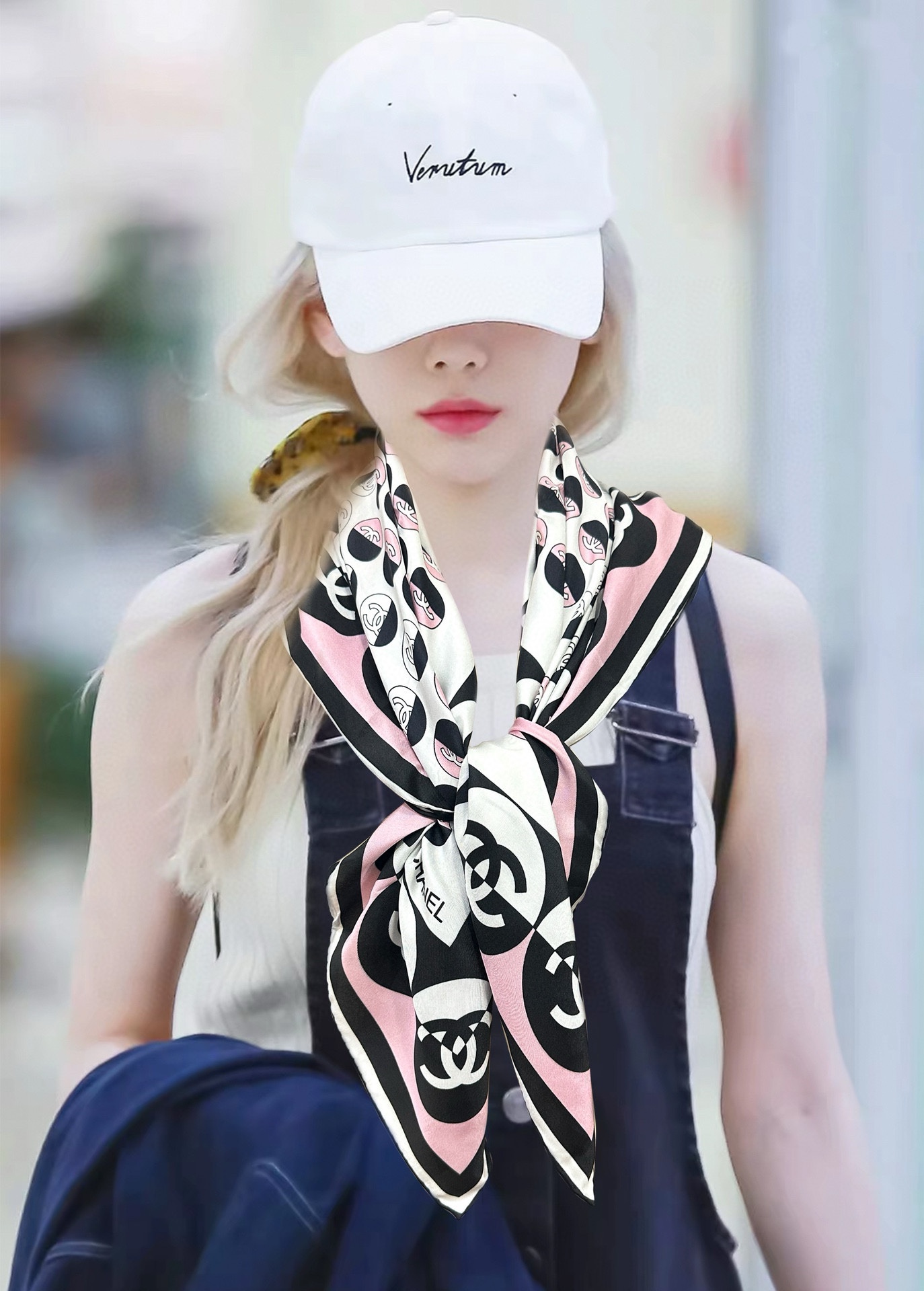 NO:184242,New product Xiaoxiang [Double C pattern] is so beautiful [celebration] All seasons can be used to make people feel very beautiful. The upper body effect is simply beautiful. The quality is very perfect. The whole scarf gives people aura and is very exquisite and beautiful. The new model is definitely worth buying. Once you get the real thing, you will be glad that you are a beautiful product for women. The first choice for perfect temperament taste is 90*90. Material silk, 2-color high-version scarf, high-version scarf, real silk19860909新品 小香【双c图案】太美了[庆祝]四季都可以用真心美的让人非常非常心动 上身效果简直美翻了 品质非常完美 整个围巾给人气场的同时又非常精致秀丽绝对值得入手的新款 实物一拿到就会庆幸自己是女人的绝美好货 完美气质品味首选尺寸90*90 材质真丝,2色高版本围巾,高版本围巾,real silk,scarf