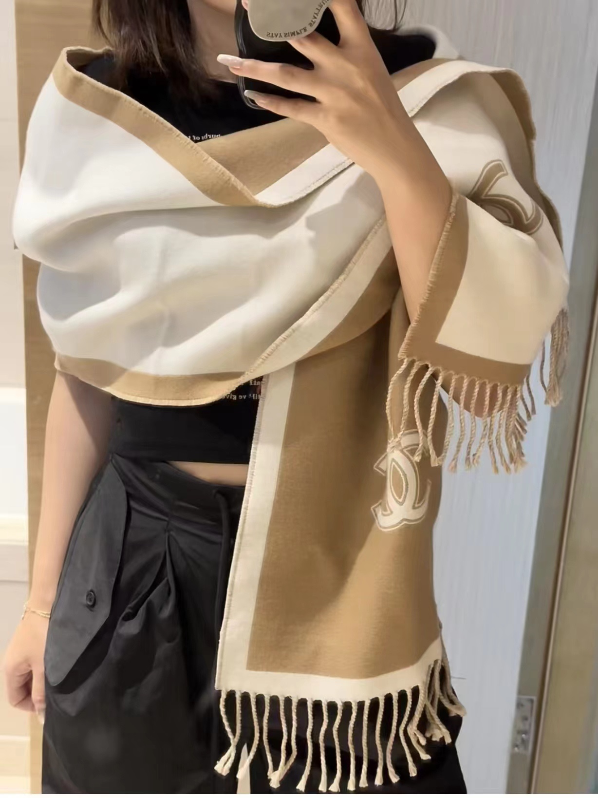 NO:184972,New Chanel latest model [rose] Ladies' must-have [Sun] Super classic [Beer] Everyone buys a small fragrance black and white two-color jacquard cashmere scarf [Hair] Simple black and white blue color matching [Celebration] Invincible and easy to match [Color] Soft feel super comfortable with draping, not easy to wrinkle High-end and atmospheric [Sun] Size 35x185, Material: Wool   cashmere high-version scarf, high-version scarf, chanel19860909新款香奈儿最新款[玫瑰]女士们必备款[太阳]超级经典[啤酒]人人入手一条小香黑白双色提花羊绒围巾 [發]简约的黑白蓝配色 [庆祝]无敌好搭 [色]柔和的手感超级舒服 垂感很好 不容易皱 高端大气 [太阳]尺寸35x185、材质:羊毛 羊绒高版本围巾,高版本围巾,chanel,scarf