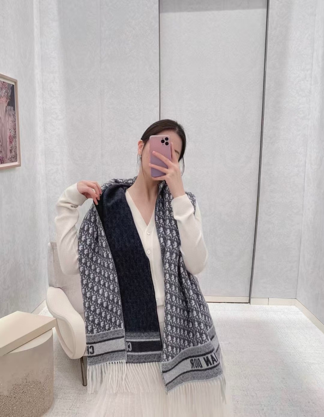 NO:186203,Dior's latest model [Love] This printed scarf reinterprets the classic logo, showing the modern spirit [lip] is carefully crafted in navy blue cashmere, double-sided design [Sun] one side is solid color [Moon] the other side is decorated with Dior's classic Oblique print [Rose] long design, decorated with contrasting tone tone 