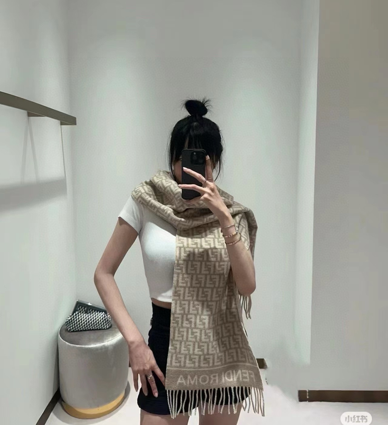 NO:186201,Fendi's heavy recommendation [lip] ZG hot sale model [rose] This soft jacquard wool scarf uses FF pattern on both sides [celebration] Agile but playful [strong] F letter intertwined pattern originated from the 1970s [Perfect] evolved from the first letter of the founder of the brand [gift] The scarf uses a gray color combination of different shades [moon] and is decorated with elegant black tassels to add charm to the whole design [celebration] Size 30x, material wool, 2 colors high-version scarf, high-version scarf, fendi19860909芬迪重磅推荐[嘴唇]ZG热销款[玫瑰]这款柔软提花羊毛围巾正反两面都采用FF图案[庆祝]灵动而又不失俏皮[强]F字母交织图案源自20世纪70年代[得意]由品牌创始人的姓名首字母演化而成[礼物]围巾采用了深浅不一的灰色配色[月亮]饰以雅致的黑色流苏令整款设计倍添魅力[庆祝]尺寸30x,材质羊毛、2色高版本围巾,高版本围巾,fendi,scarf