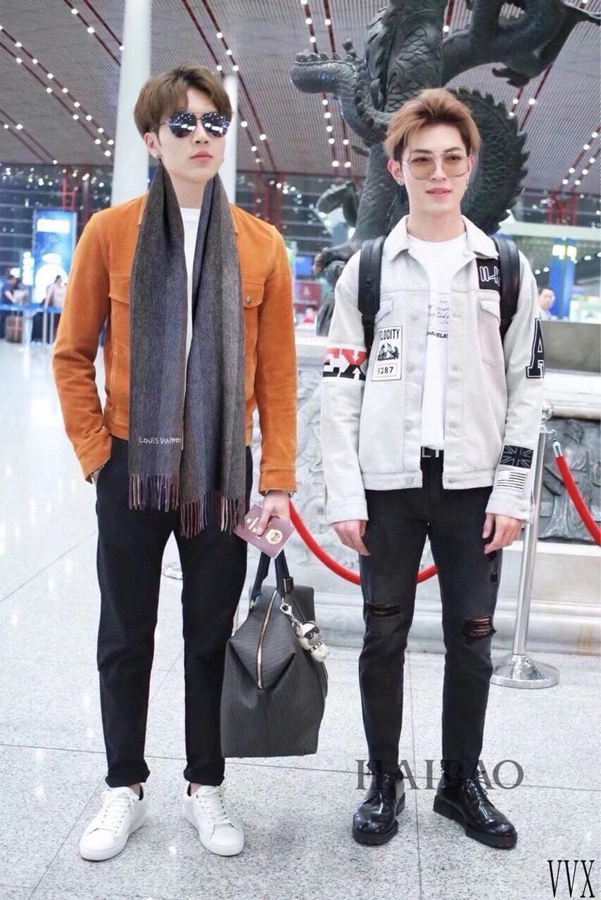 NO:186109,The latest men's scarf for overseas counters in L V2014 is so beautiful. Cashmere scarf~Suddenly put on the shelves [Striped scarf]. The domestic counters are not available. They are very good from style to fabrics. Classic striped patterns, rare cashmere scarf for men and women. If you like it, start quickly (⊙o⊙) Size 32*180cm, Ingredients cashmere high-version scarf, high-version scarf19860909上新L V2014海外专柜最新男士围巾太美了羊绒围巾～惊爆上架【条纹围巾】,国内专柜都没上架,从款式到面料都很赞,经典的条纹图案,难得少见的羊绒男女士围巾,喜欢就速度下手(⊙o⊙)哦尺寸32*180cm,成份羊绒高版本围巾,高版本围巾,scarf