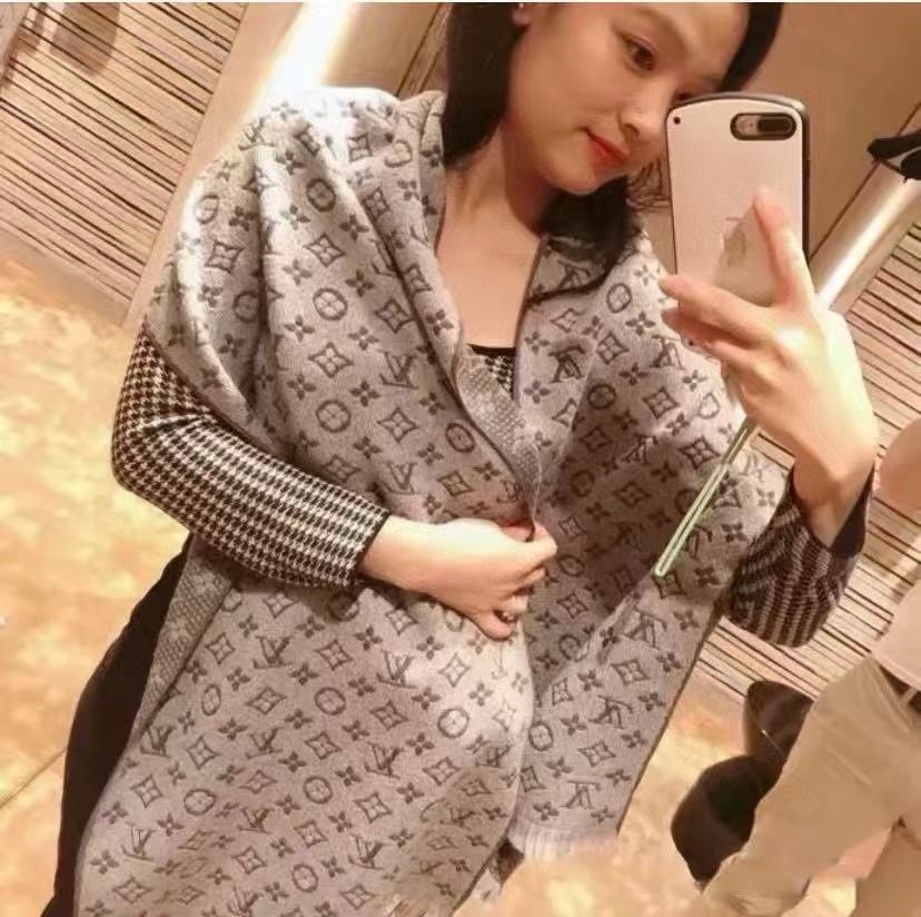 NO:187167,The popular LV launches the iconic Mono woven pattern scarf, very good quality [Sun] The whole scarf gives people a big brand aura and is very delicate, restrained and not ostentatious, and the fashion and noble taste are fully displayed [Celebration] The scarf uses the highest-end jacquard weaving technology [Celebration] Both sides can be used on both sides, the color gives people a warm and comfortable feeling, casual and versatile [Sun] for both men and women, and can be used as a couple model size 40X185, material wool high-version scarf, high-version scarf, louis vuitton19860909爆款LV 重磅推出有标志性Mono的梭织花纹围巾,非常非常好的品质[太阳] 整个围巾给人大牌气场的同时又非常精致内敛不张扬,时尚与尊贵品味尽显[庆祝]围巾使用了最高端的提花织造技术[庆祝]正反两面均可使用,色泽给人感觉温暖舒适,休闲百搭[太阳]男女通用,可做情侣款尺寸40X185,材质羊毛高版本围巾,高版本围巾,louis vuitton,scarf