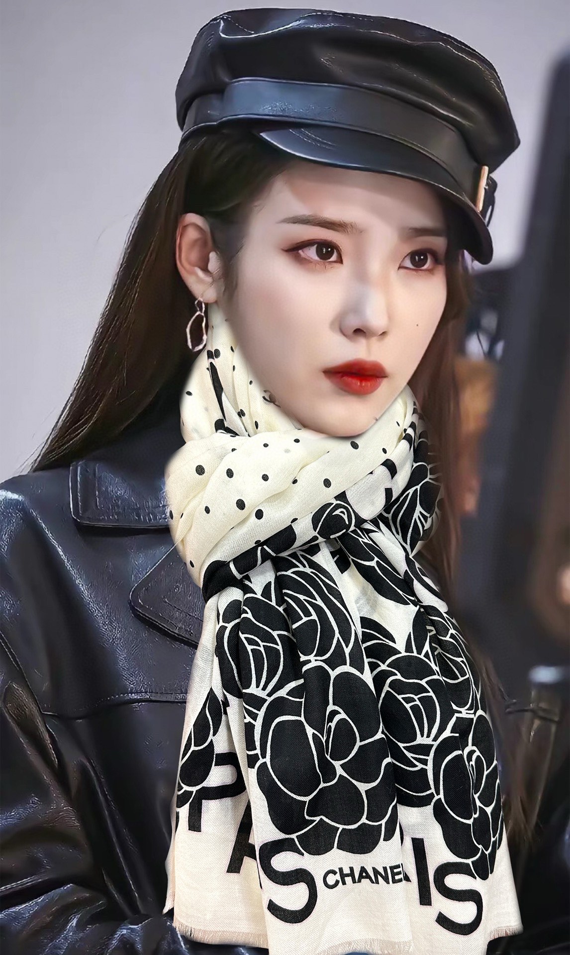 NO:187165,Xiaoxiang, the latest model [Camellia letter print] The real thing is truly beautiful. The shawl is printed with print, no matter the design and spray painting, it is very intimate and detailed. The whole scarf gives people aura and is very exquisite. The recommendation of high-end VIP is definitely worth buying. Size 100x200cm, material cashmere high-version scarf, high-version scarf, shawls19860909小香, 最新款【山茶花字母印花】实物真心美 披肩配以印花无论设计喷绘都是非常到位细节都可见整个围巾给人气场的同时又非常精致高端VIP推荐绝对值得入手尺寸100x200cm,材质羊绒高版本围巾,高版本围巾,shawls,scarf