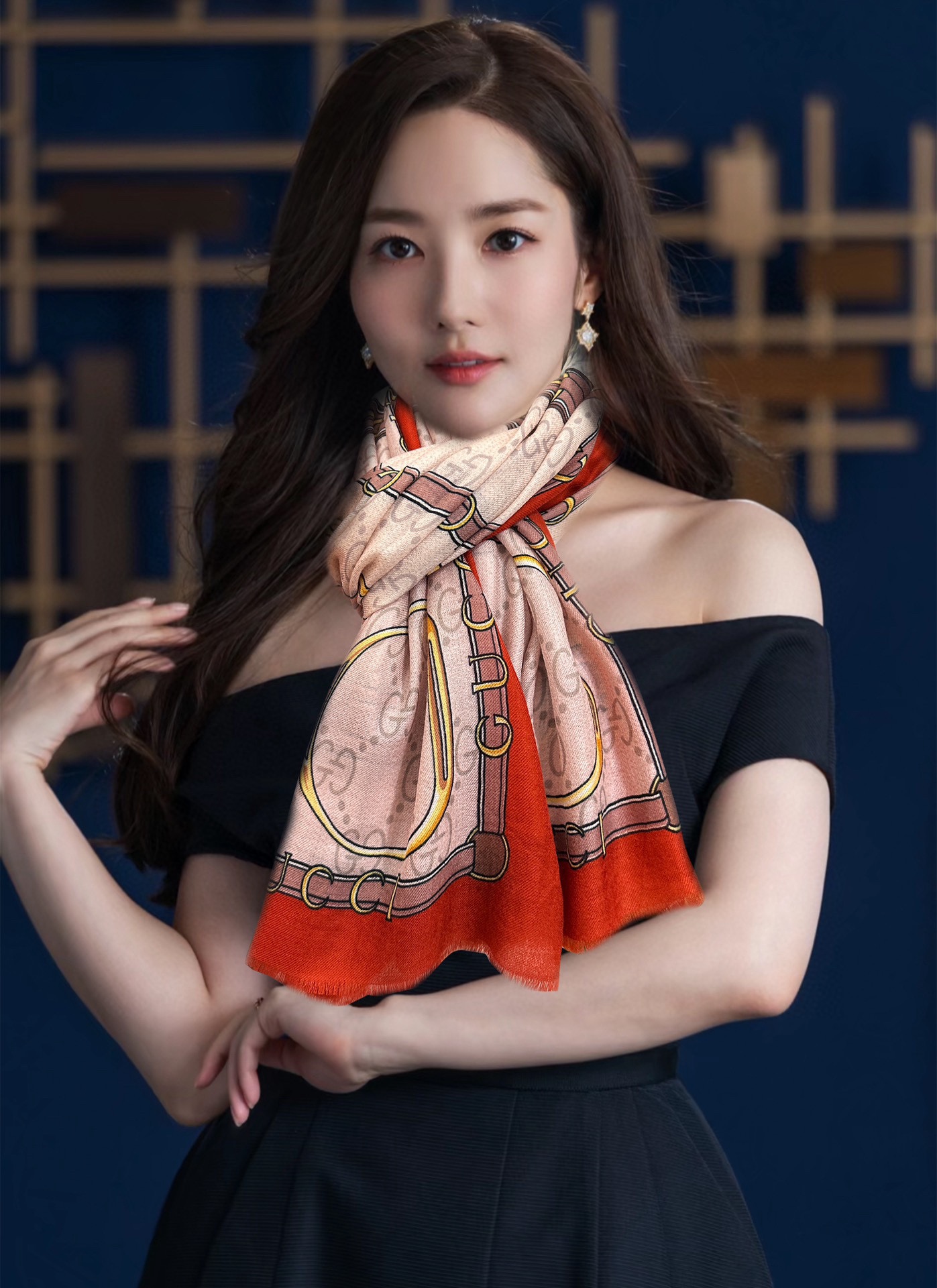 NO:187213,Gucci latest model [GG pattern cashmere scarf] [Love] The top design is so beautiful, it really praises the real thing. The shawl is printed and painted in a very good way. The details can be seen. The whole scarf gives people a big brand aura and is very exquisite and high-end VIP recommendation is definitely worth buying. Size 100x200cm cashmere, 2-color high-version scarf, high-version scarf, gucci, shawls19860909古驰最新款【GG图案羊绒长巾】[爱心]顶级设计太美了,真心赞实物真心美 披肩配以印花无论设计喷绘都是非常到位细节都可见整个围巾给人大牌气场的同时又非常精致高端VIP推荐绝对值得入手尺寸100x200cm材质羊绒,2色高版本围巾,高版本围巾,gucci,shawls,scarf