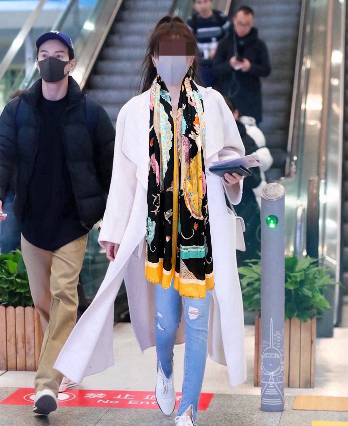 NO:187686,The latest top-level design of the new H-home is so beautiful, I really like [Ring Velvet Scarf] The real thing is really beautiful. The shawl is printed with prints, spray painting, and the details are very accurate. The whole scarf gives people a big brand aura and is very exquisite and high-end VIP recommendation is definitely worth buying. Size 100x200cm, material cashmere high-version scarf, high-version scarf, ring, shawls19860909上新H家最新款顶级设计太美了,真心赞【戒指绒长巾】实物真心美 披肩配以印花无论设计喷绘都是非常到位细节都可见整个围巾给人大牌气场的同时又非常精致高端VIP推荐绝对值得入手尺寸100x200cm,材质羊绒高版本围巾,高版本围巾,ring,shawls,scarf