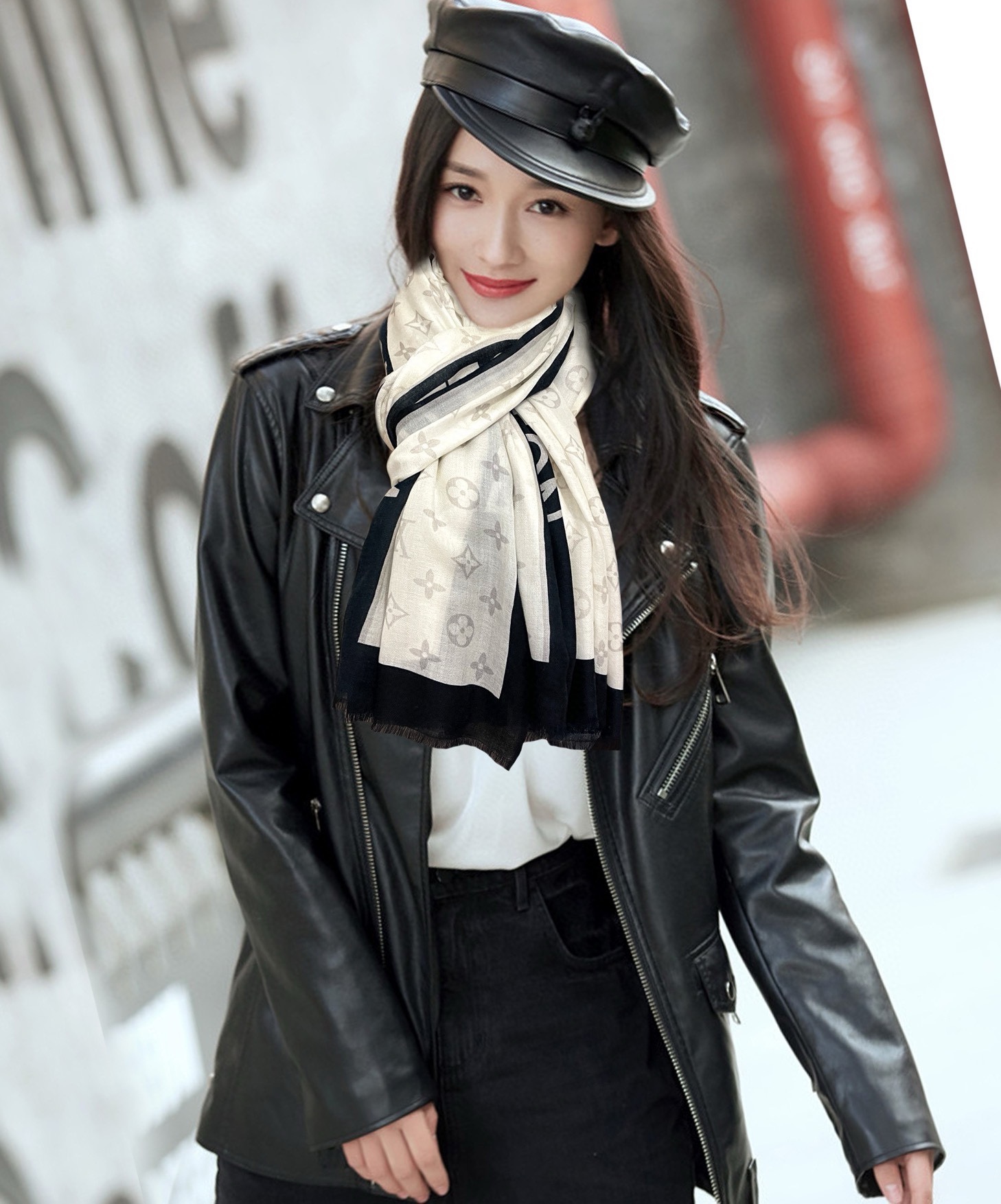 NO:187700,New L Home The latest model is truly awesome [Double-sided ring velvet scarf] The real thing is truly beautiful. The shawl is printed and painted in design and spray paint. The details are very accurate. The whole scarf gives people aura and is very exquisite. The recommendation of high-end VIP is definitely worth buying. Size 100x200cm, cashmere high-version scarf, high-version scarf, louis vuitton, ring, shawls19860909上新 L家 最新款真心赞【双面戒指绒长巾】实物真心美 披肩配以印花无论设计喷绘都是非常到位细节都可见整个围巾给人气场的同时又非常精致高端VIP推荐绝对值得入手尺寸100x200cm,材质羊绒高版本围巾,高版本围巾,louis vuitton,ring,shawls,scarf