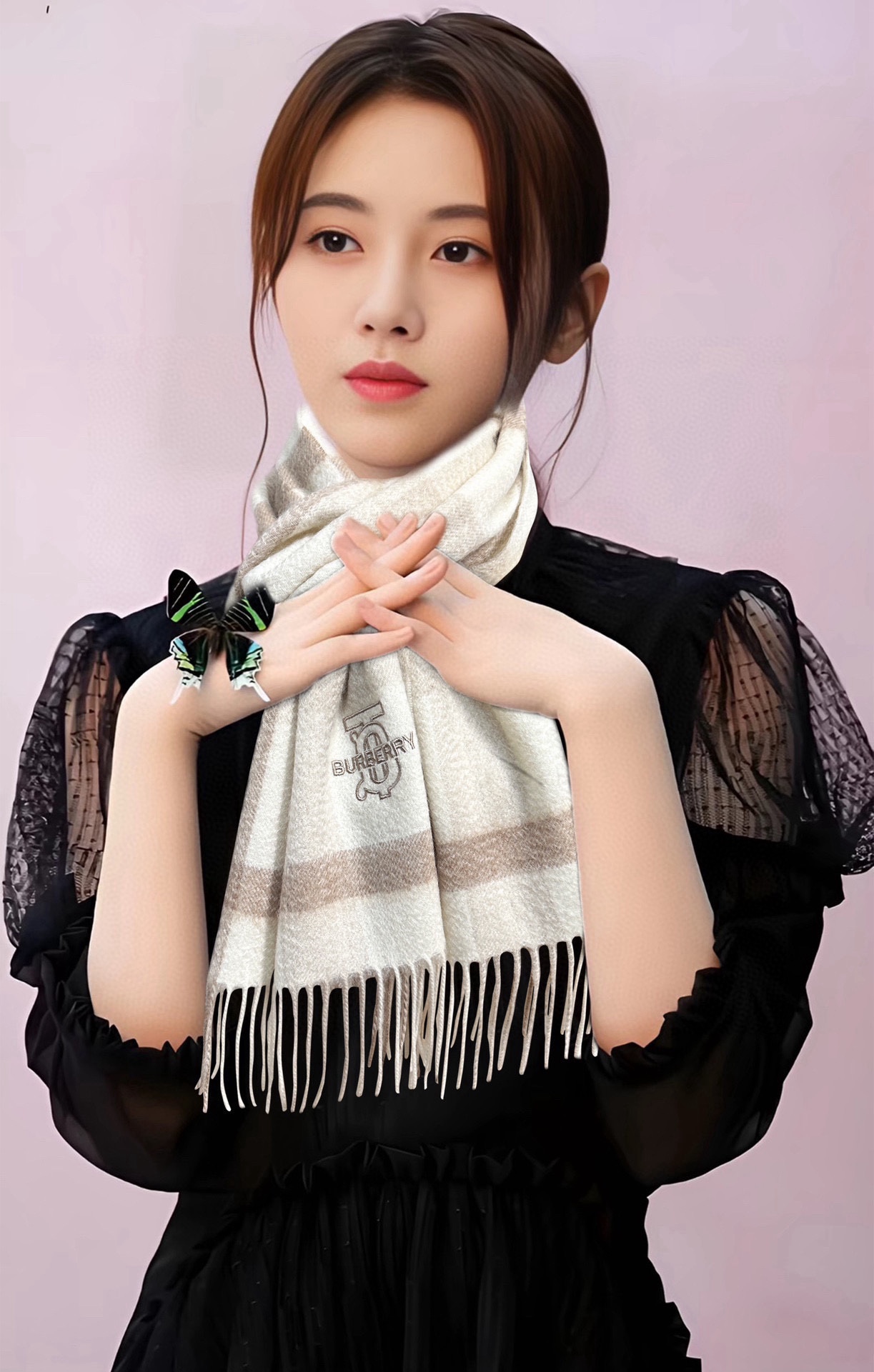 NO:187708,90 cashmere Burberry uses the top cashmere in Inner Mongolia, the latest universal couple model for men and women. The classic plaid is always timeless and very warm, soft and skin-friendly. The classic Burberry plaid design is so beautiful. Hurry up and start with the neutral style. Men and women choose their own favorite colors, material cashmere, size 32x, 2 colors high-version scarf, high-version scarf, burberry1986090990山羊绒巴宝莉采用内蒙古顶级山羊绒,最新款男女通用情侣款重磅推荐 经典的格子,永不过时非常保暖柔软亲肤,不扎脖经典巴宝莉格纹设计太美了赶紧下手吧中性款男女各自选择自己中意的颜色,材质山羊绒,尺寸32x,2色高版本围巾,高版本围巾,burberry,scarf