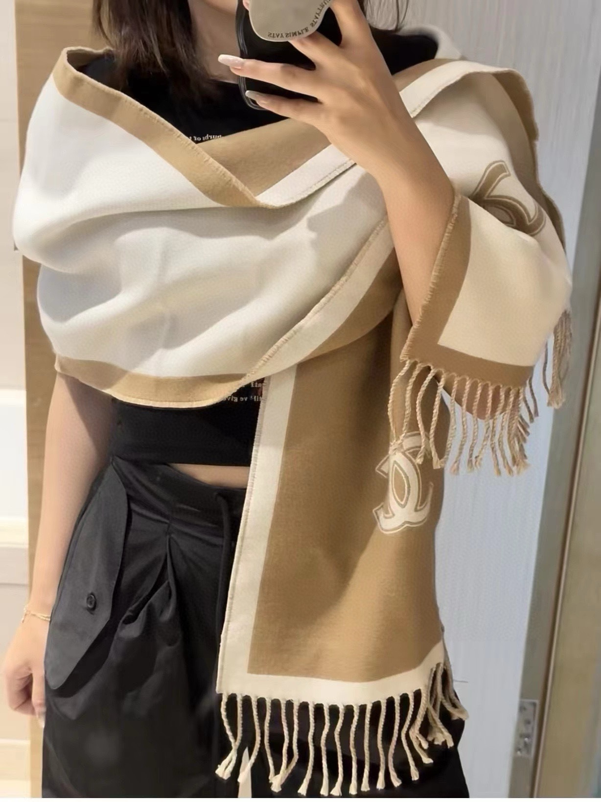 NO:187422,New Chanel latest model [rose] Ladies' must-have [Sun] Super classic [Beer] Everyone buys a small fragrance black and white two-color jacquard cashmere scarf [Hair] Simple black and white blue color matching [Celebration] Invincible and easy to match [Color] Soft feel super comfortable with draping, not easy to wrinkle High-end and atmospheric [Sun] Size 35x185, Material: Wool   cashmere high-version scarf, high-version scarf, chanel19860909新款香奈儿最新款[玫瑰]女士们必备款[太阳]超级经典[啤酒]人人入手一条小香黑白双色提花羊绒围巾 [發]简约的黑白蓝配色 [庆祝]无敌好搭 [色]柔和的手感超级舒服 垂感很好 不容易皱 高端大气 [太阳]尺寸35x185、材质:羊毛 羊绒高版本围巾,高版本围巾,chanel,scarf