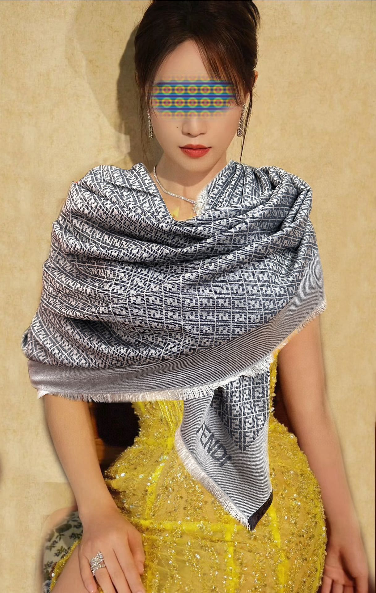 NO:187419,New Fendi, the heavy recommendation of the F-letter logo, is so beautiful [Qui], never out of time, good goods are not afraid of late, the classic model F family must have one of the most classic models that use dark pattern jacquard technology to reinterpret the pattern [Sun] The texture is soft and warm [Love] brings a pleasant and comfortable touch, the exquisite and elegant fabric makes the words you wear as you want [Qui] Classic but never outdated size 140x140, material cashmere, 2 colors high-version scarf, high-version scarf, fendi, fendi19860909上新 芬迪 重磅推荐F字母标志,太美了[得意],永不过时,好货不怕晚,经典款F家人手必备一条最最经典款采用暗纹提花技术重新演绎图案[太阳]质地柔软而又温暖[爱心]带来令人愉悦的舒适触感,精美雅致的面料令佩戴随心所欲饰有的字样[得意]经典而永不落伍尺寸140x140、材质羊绒,2色高版本围巾,高版本围巾,fendi,fendi,scarf