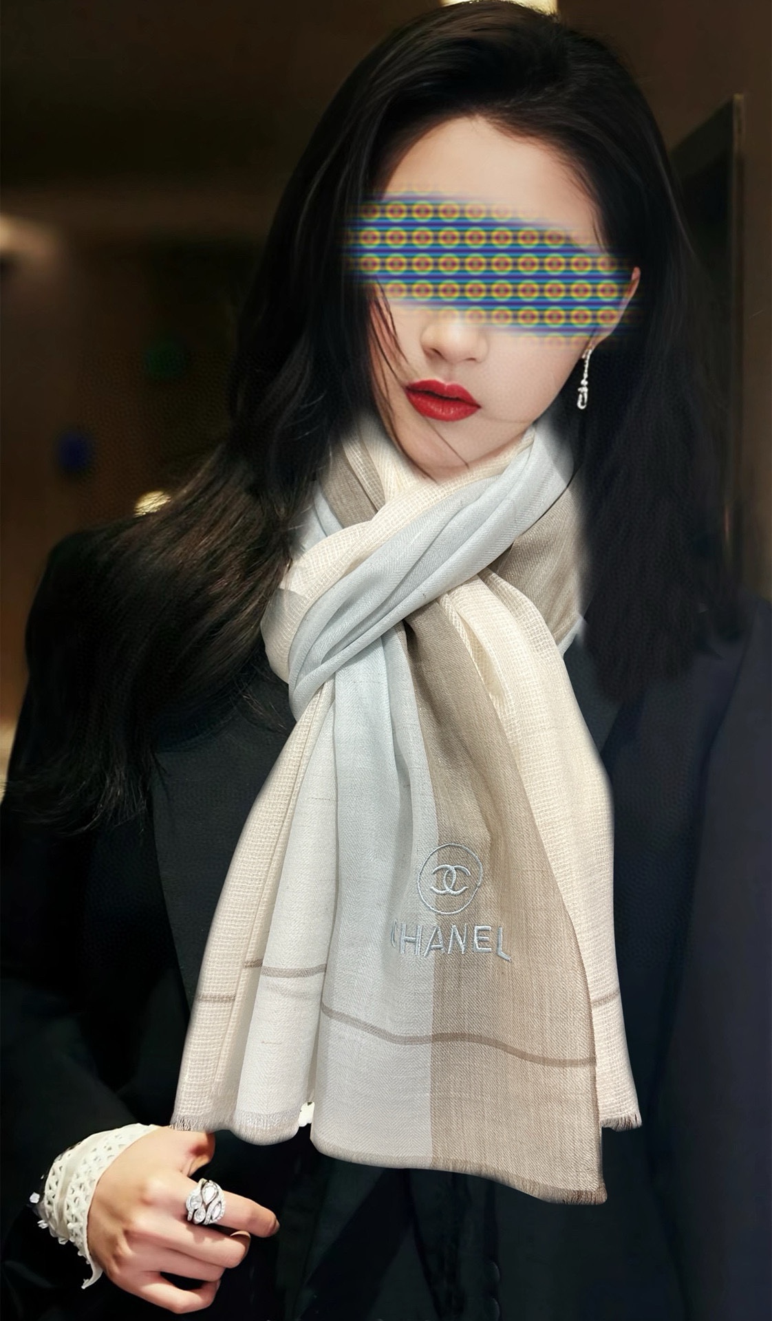 NO:187423,2014 Xiaoxiang, the most popular double c embroidery label with silver thread classic version, the latest concept launched by the young designer, color matching, yarn dyeing, coloring and intertwined to form a new pattern. This model has been waiting for a long time to complete the remaining auxiliary materials for the fabric scarf. The symbol of British plaid identity and temperament, which is the favorite of the nobles, is specially artificially eared and loose. Fabric shawls are rare and good. Size: 90x20, material: cashmere high-version scarf, high-version scarf, shawls198609092014 小香 万众瞩目双c绣标带有银线经典版到货最优质的年轻设计师推出的最新概念搭配调色纱染再色织交织在一起形成新款格型这款经历漫长等待耗时3个月之久才完成面料围巾配的剩下的辅料.贵族最爱的英伦格子身份和气质的象征尺特别人工抽穗散须.面料披肩的不可多得好货 尺寸:90x20,材质:羊绒高版本围巾,高版本围巾,shawls,scarf