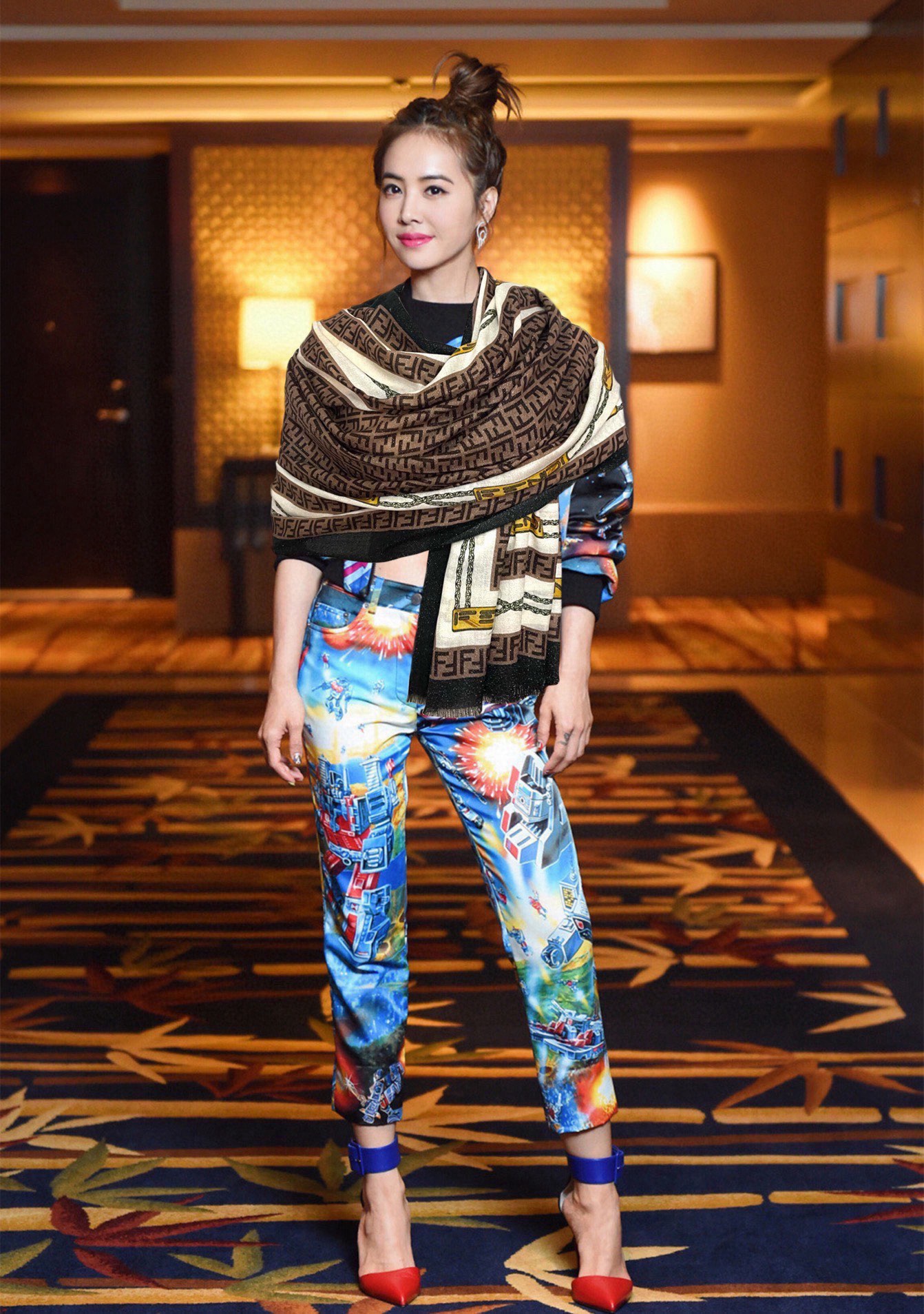 NO:187426,2014 F Home's latest silver silk [FF chain silver silk printed long scarf] A very easy-to-match style for vacation and daily life] I want to travel when I see it and I also wear it very well. I look so energetic and needless to say, the details can be seen clearly, and the high-standard quality that is absolutely praised is 100x, material, top cashmere [color] high-end scarf, high-end scarf, fendi198609092014 F家最新款银丝【FF链条银丝印花长巾】 度假及日常都非常好搭配的款订】一看到就想去旅游平时穿搭也非常好搭配,整个人看起来都会神采奕奕好多不用多说,细节品质都看得清楚,绝对获赞的高规格品质100x,材质,顶级羊绒[色]高版本围巾,高版本围巾,fendi,scarf