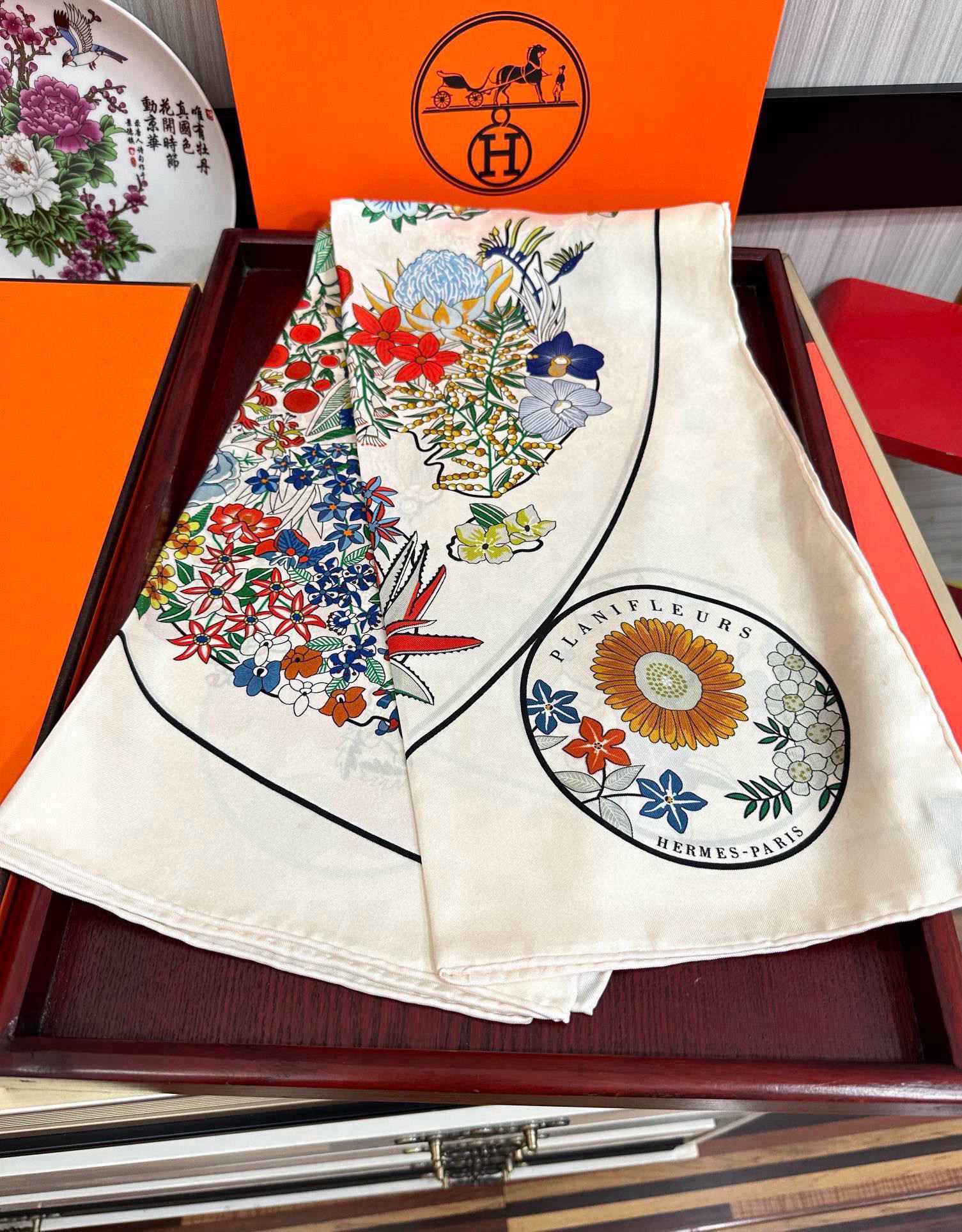 上新24HERMES重磅[庆祝]花绘地图方巾[嘴唇]精简时髦品质感很显好[得意]好搭到上瘾的丝巾[色]带