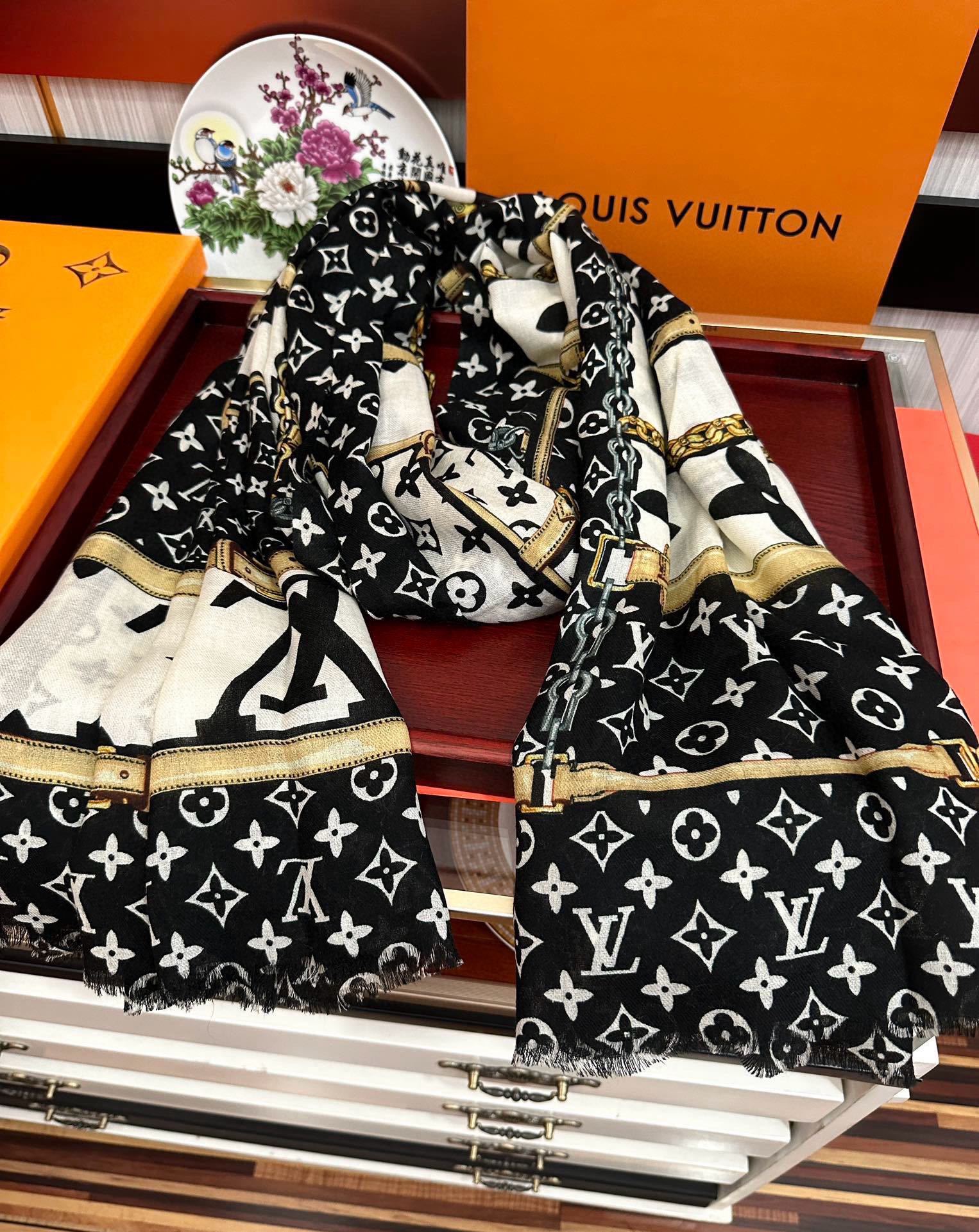 上新LV2024最新款️顶级设计太美了真心赞双面戒指绒长巾实物真心美披肩配以印花无论设计喷绘都是非常到位