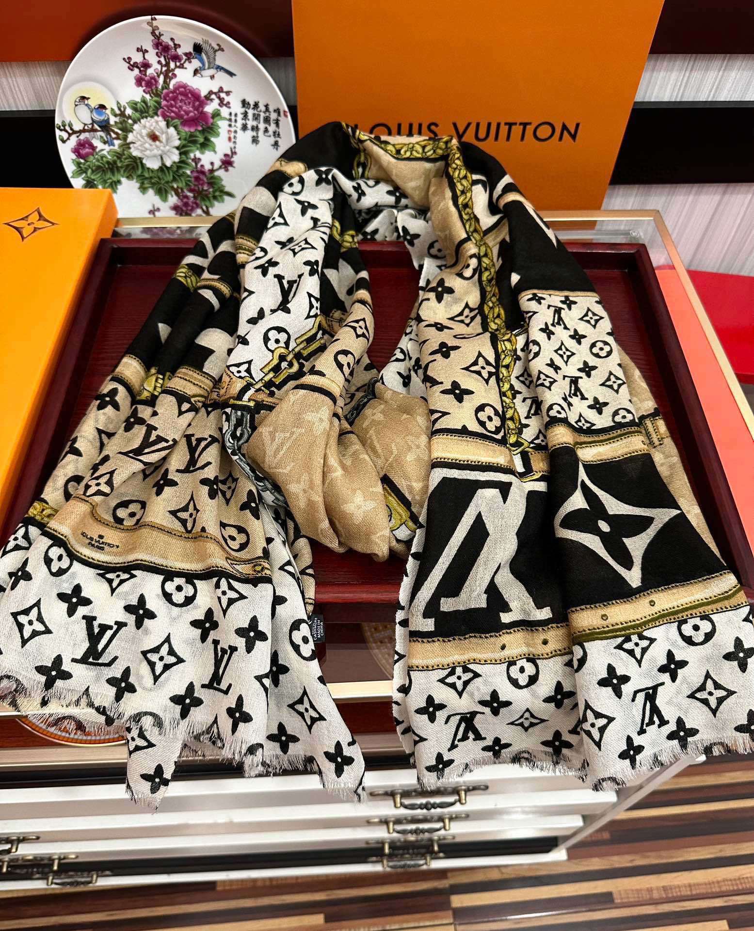 上新LV2024最新款️顶级设计太美了真心赞双面戒指绒长巾实物真心美披肩配以印花无论设计喷绘都是非常到位