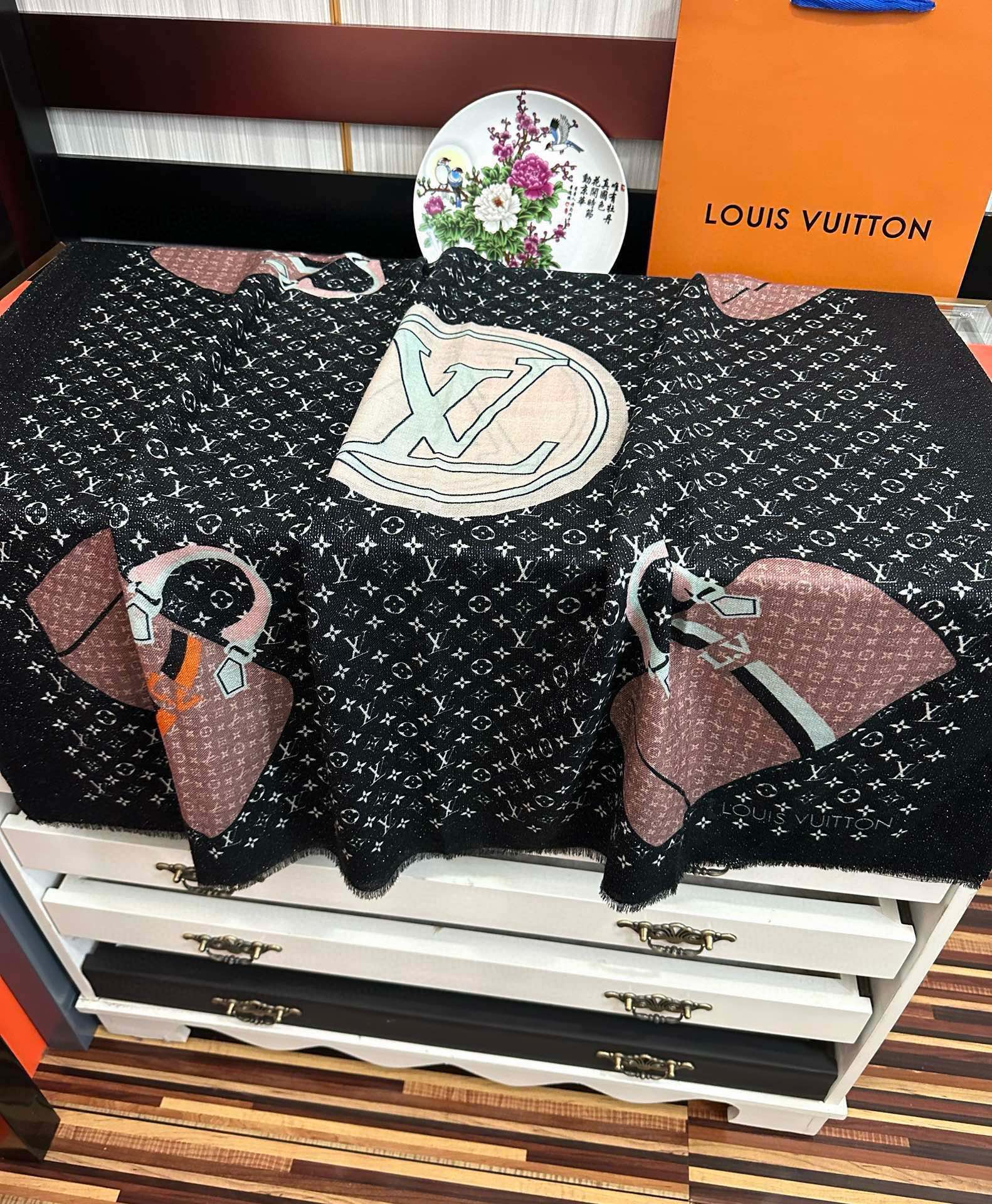 上新LV银丝24最新款[庆祝]顶级设计太美了真心赞羊绒长巾实物真心美披肩配以印花无论设计喷绘都是非常到位