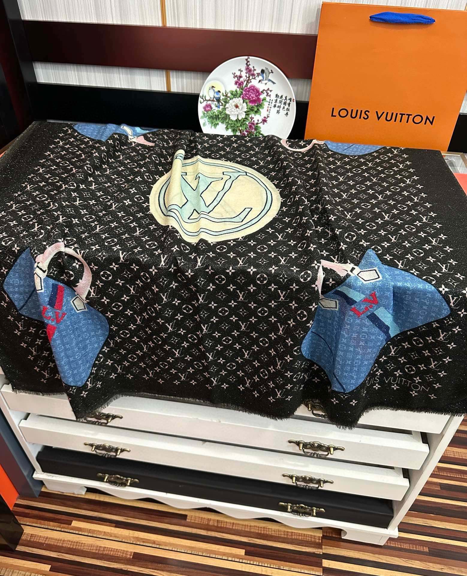 上新LV银丝24最新款[庆祝]顶级设计太美了真心赞羊绒长巾实物真心美披肩配以印花无论设计喷绘都是非常到位