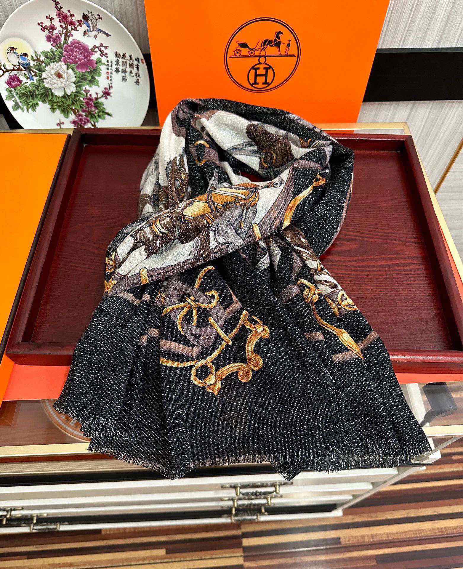 上新H家银丝2024最新款[吃瓜]闪闪发光[咖啡]顶级设计太美了真心赞羊绒绒长巾实物真心美披肩配以印花无