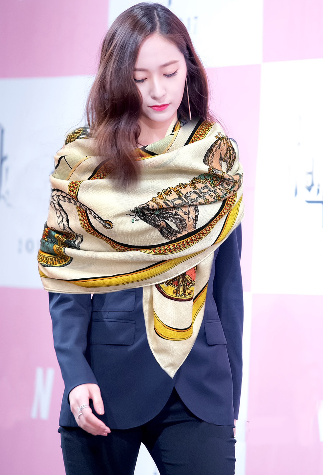 NO:187785,New Hermes [Double-sided same color] ZG synchronous. H-home buys it and recommends top-quality craftsmanship and value-for-money [Sun] Hot cashmere square scarf with three-dimensional presentation pattern and pattern physical objects, extremely high grade, special craftsmanship and high-end research and development, and special cutting-edge craftsmanship are loved by white and rich beauty. Whether it is quality, style, price, they scream, super high cost-effectiveness, absolutely worth buying [Love] Material 30 silk cashmere, size 135x135 high-version scarf, high-version scarf, hermes, real silk19860909上新爱马仕【双面同色】ZG同步 H家买了都说好看推荐顶级工艺超值[太阳]爆款羊绒方巾立体呈现图案纹路实物档次极高特殊工艺高端研发惊艳问世特殊尖端工艺处理受到白富美的喜欢 无论是品质 款式 价格都令大牌控的她们尖叫 超高性价比 绝对值得入手[爱心]材质30真丝山羊绒,尺寸135x135高版本围巾,高版本围巾,hermes,real silk,scarf