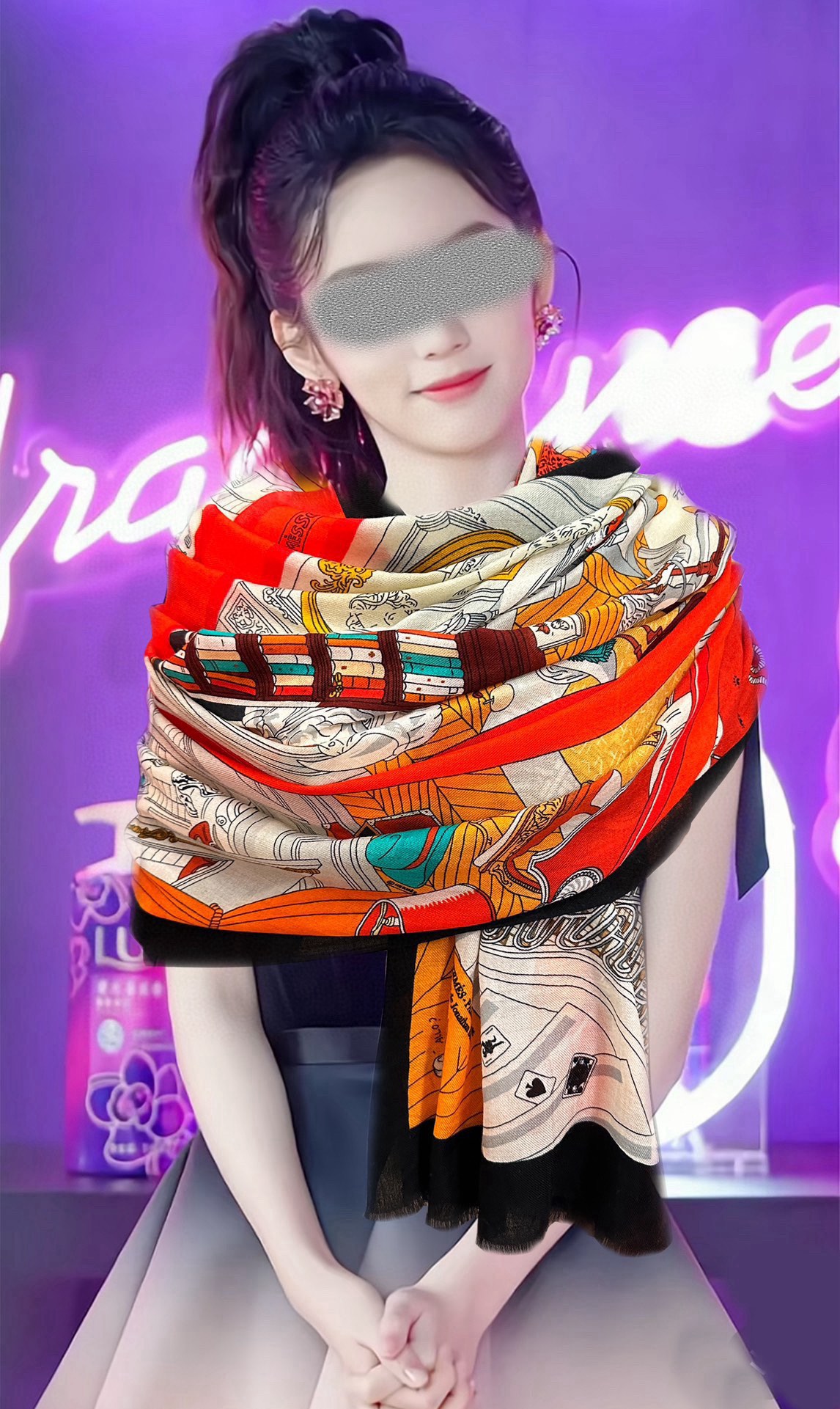 NO:187833,Aimus latest model [Mystery of No. 24] The top-level design is so beautiful, it really praises the real thing. The shawl is printed and painted in a very good way. The details can be seen. The whole scarf gives people aura and is very exquisite and high-end VIP recommendation is definitely worth buying. Size 100xcm, material cashmere, 3-color high-version scarf, high-version scarf, hermes, shawls19860909爱马士 最新款【24号之谜】顶级设计太美了,真心赞实物真心美 披肩配以印花无论设计喷绘都是非常到位细节都可见整个围巾给人气场的同时又非常精致高端VIP推荐绝对值得入手尺寸100xcm,材质羊绒,3色高版本围巾,高版本围巾,hermes,shawls,scarf