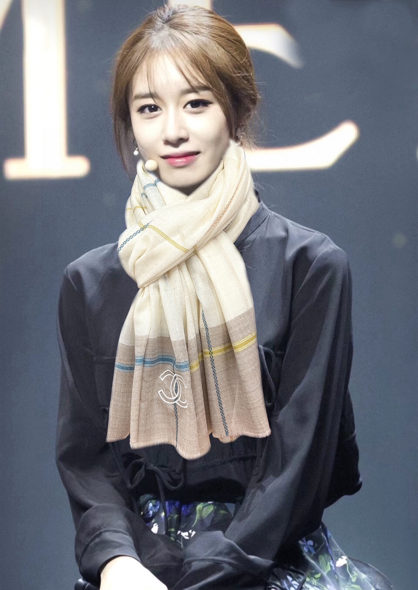 NO:187832,2014 heavy recommendation [Double C logo] It's so beautiful that the hot N years of plaids, everyone likes the trendy people have several scarves that are enough to make you feel refreshed. High-end quality, different folds can bring out different styles, the fabric is soft and comfortable, intellectual and famous people can wear all kinds of styles in air-conditioned rooms in the mall, size: 80x, material: cashmere 3-color high-version scarf, high-version scarf19860909上新2014重磅推荐【双C标志】太美了火爆N年的格子,人人都喜欢时潮人都有好几条换条围巾就足够让你有焕然一新的感觉.高端品质,不同折叠可以带出不同款式,面料柔软舒适,知性名媛各种风格通吃款空调房商场里都可以披着,尺寸:80x,材质:羊绒3色高版本围巾,高版本围巾,scarf