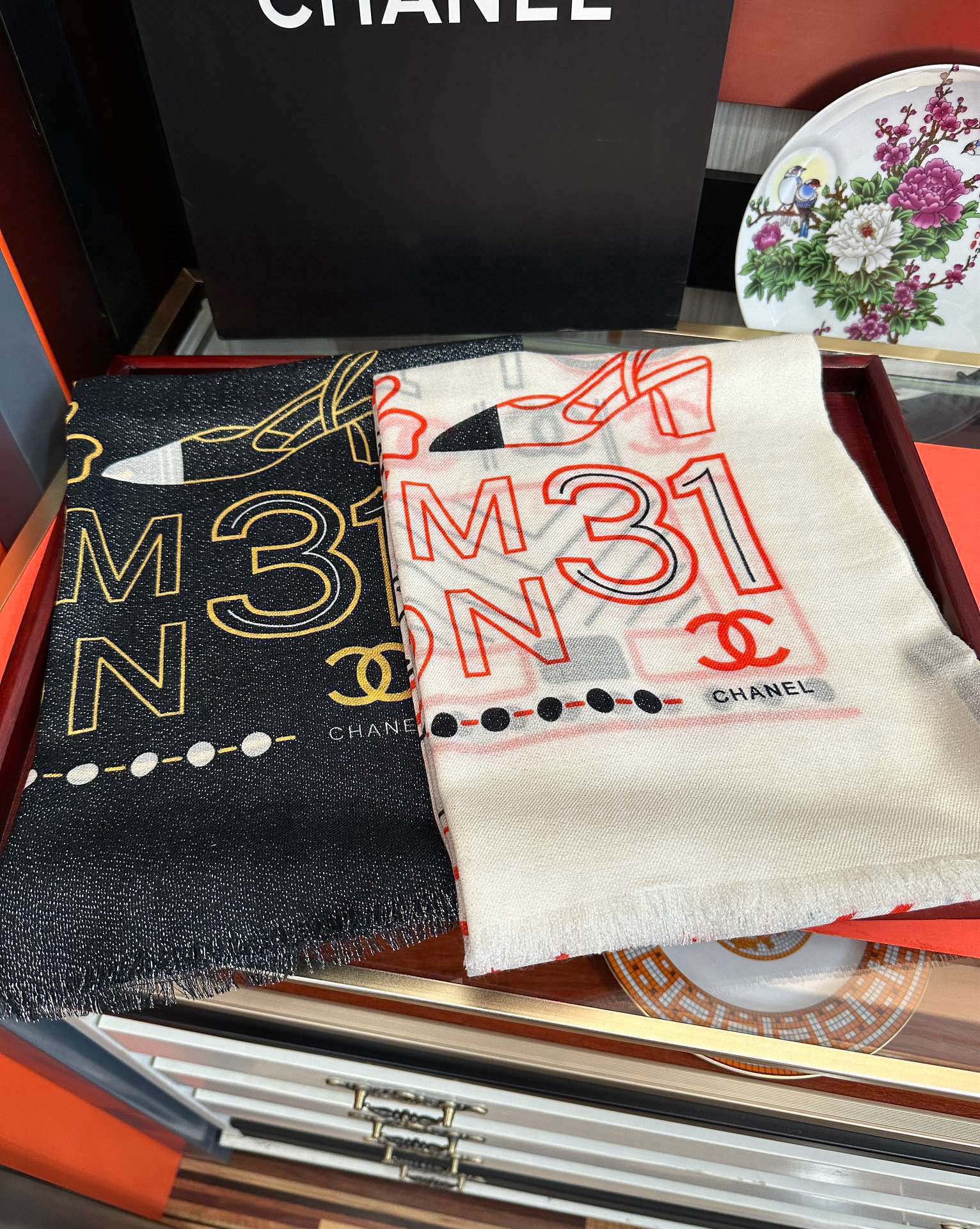 上新小香银丝2024最新款[吃瓜]闪闪发光[咖啡]顶级设计太美了真心赞羊绒绒长巾实物真心美披肩配以印花无