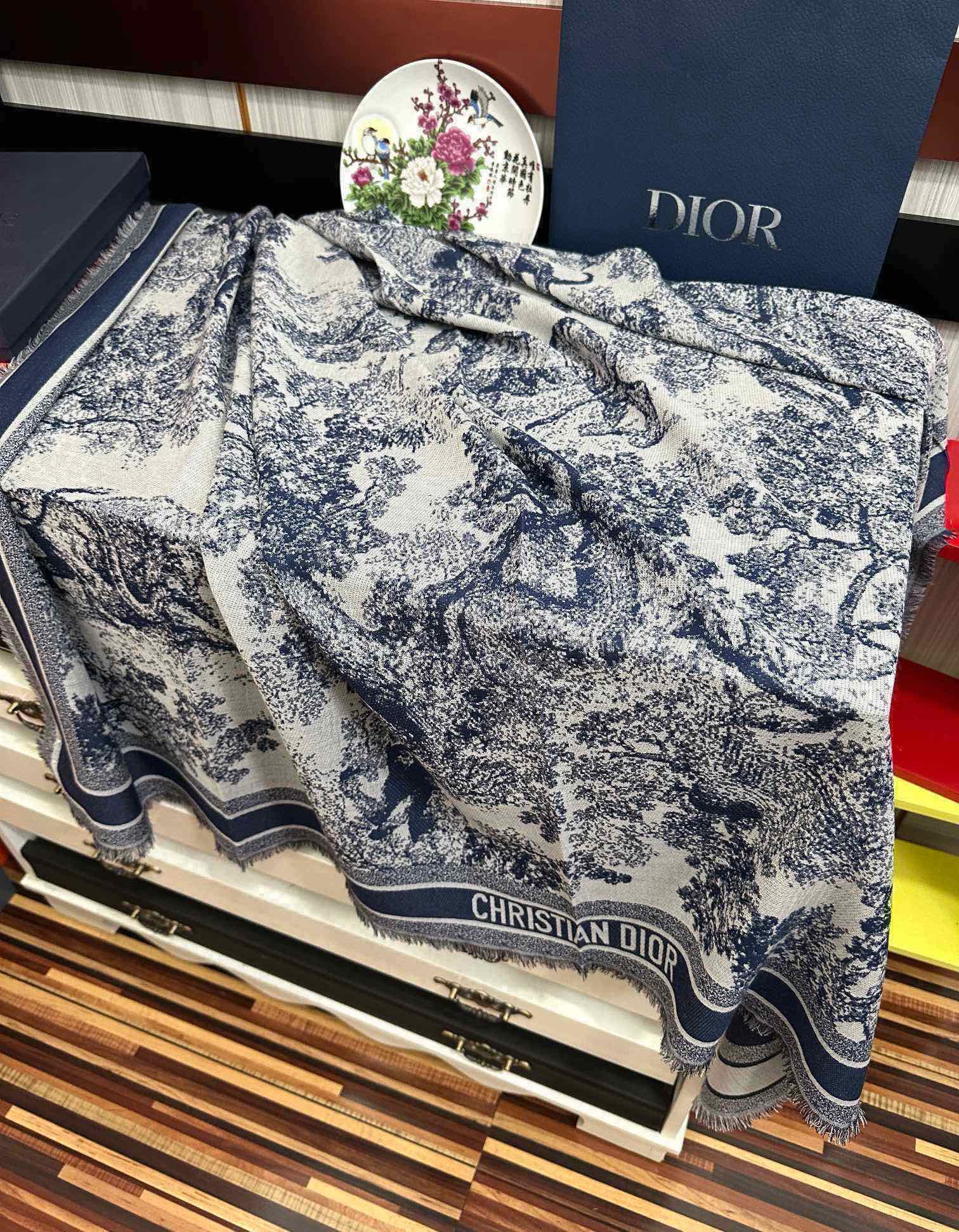 爆款迪奥最新款丛林动物羊绒方巾度假及日常都非常好搭配的款订单私流一看到就想去[庆祝]平时穿搭也非常好搭配