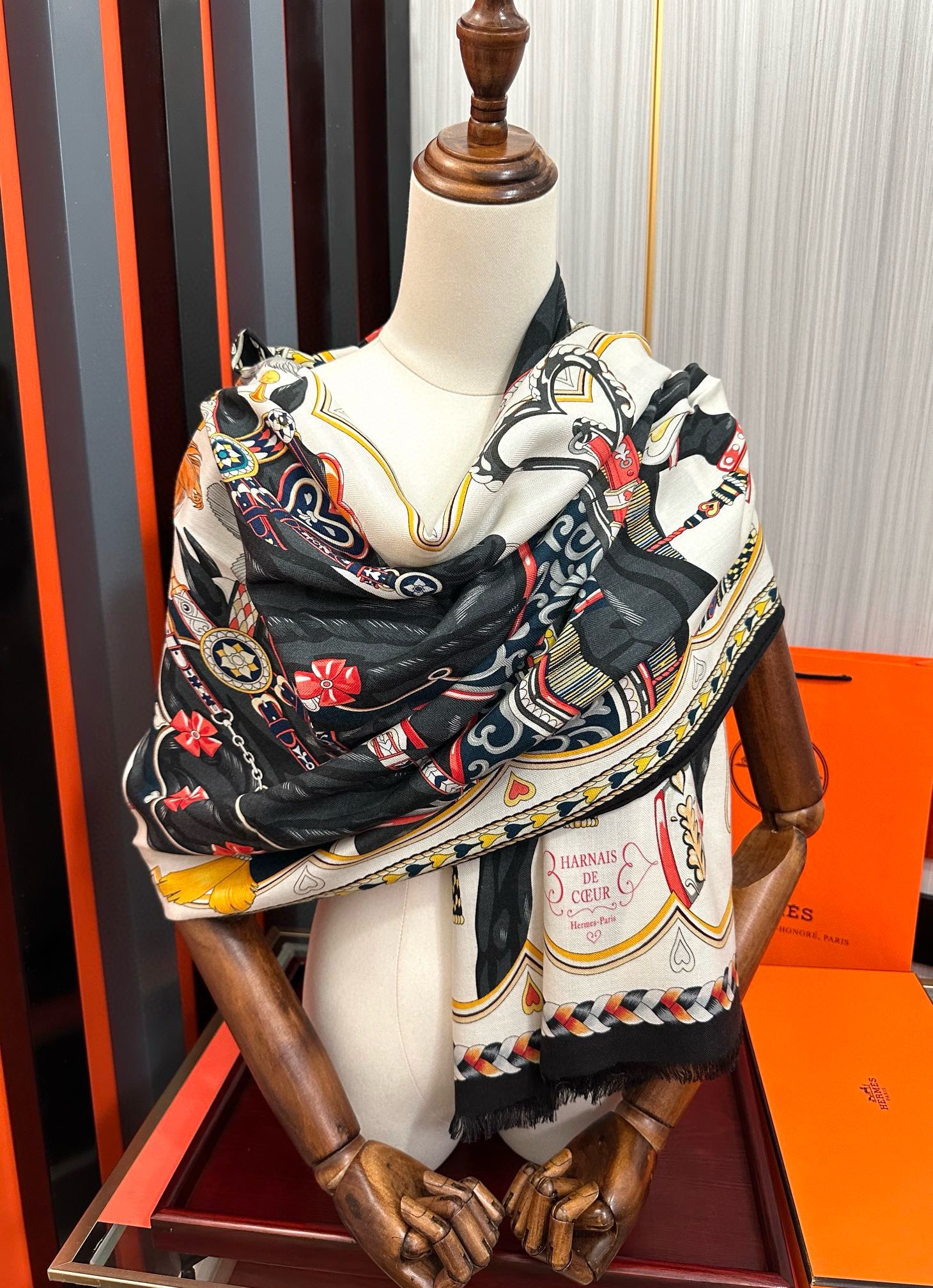 上新爱马仕双面同色骏马奔腾太美了[吃瓜]下手一定要快[嘴唇]四季都可以用[勾引]真心美的让人非常非上身效