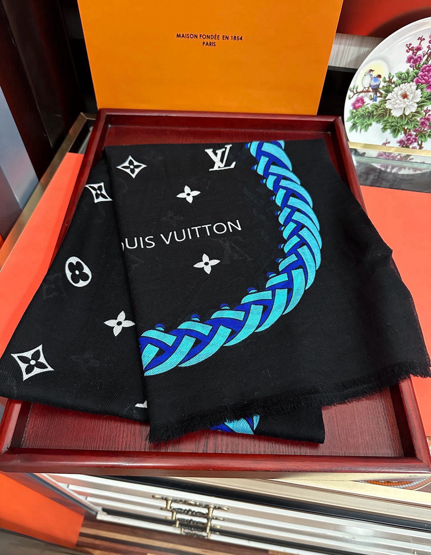Lv家2024最新款️真心赞戒指绒长巾实物真心美披肩配以印花无论设计喷绘都是非常到位️细节都可见整个围巾