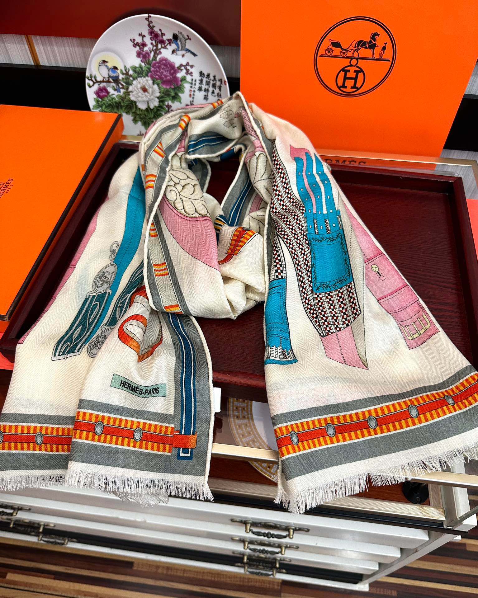 上新爱马仕双面同色骏马太美了[吃瓜]下手一定要快[嘴唇]四季都可以用[勾引]真心美的让人非常非上身效果简