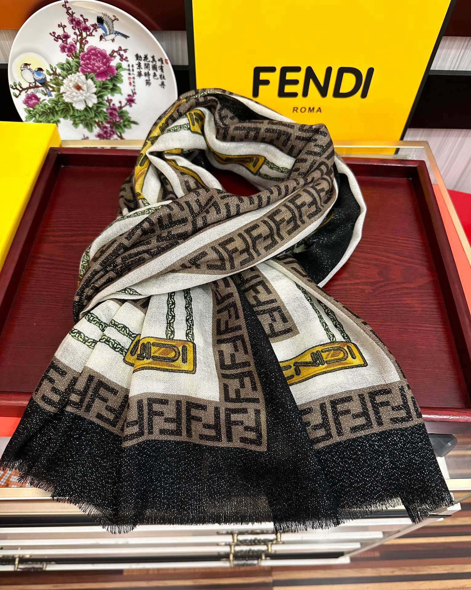 F家最新款银丝FF链条银丝印花长巾度假及日常都非常好搭配的款订一看到就想去旅游️平时穿搭也非常好搭配整个